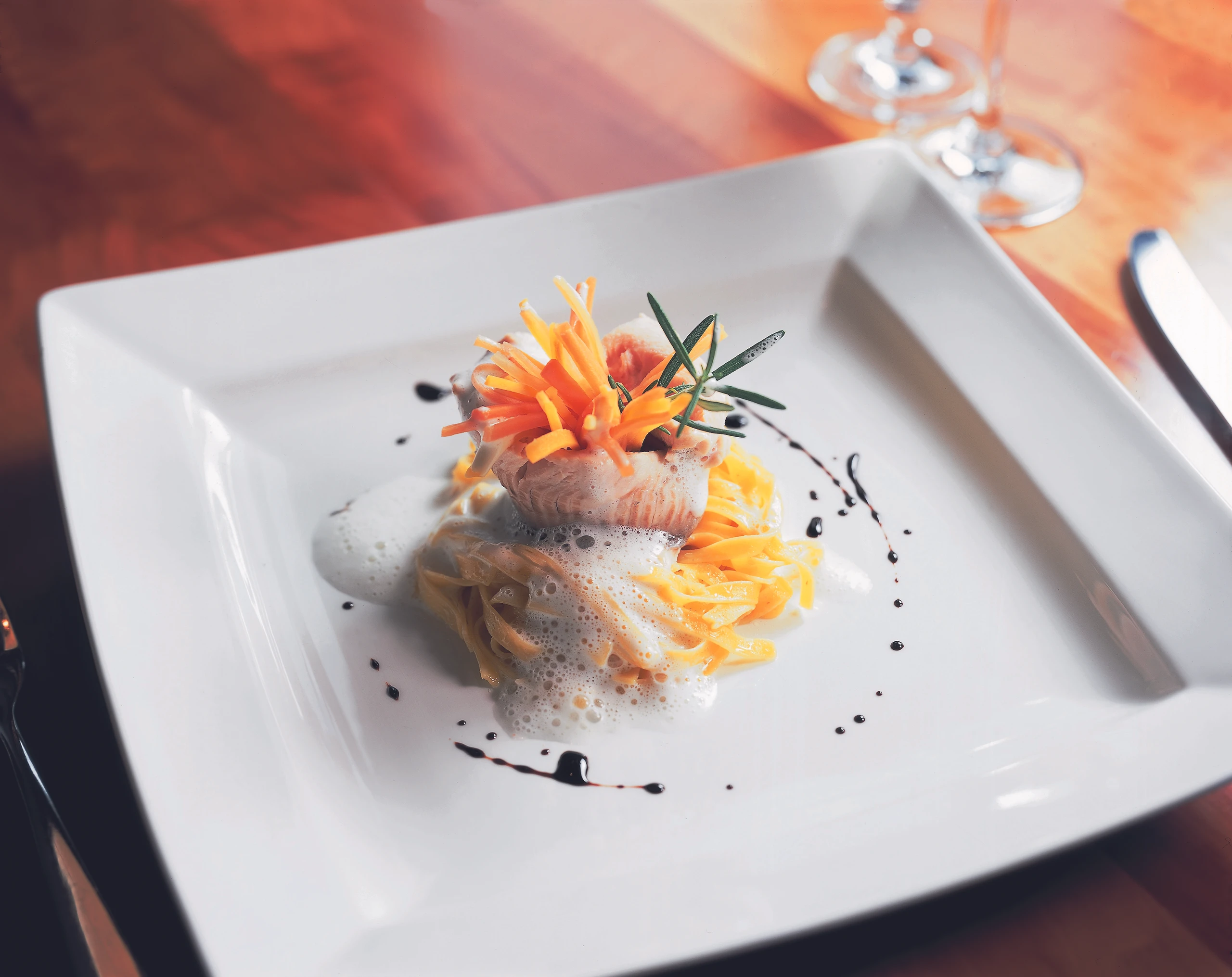 Gedämpfter Saibling auf Bandnudeln