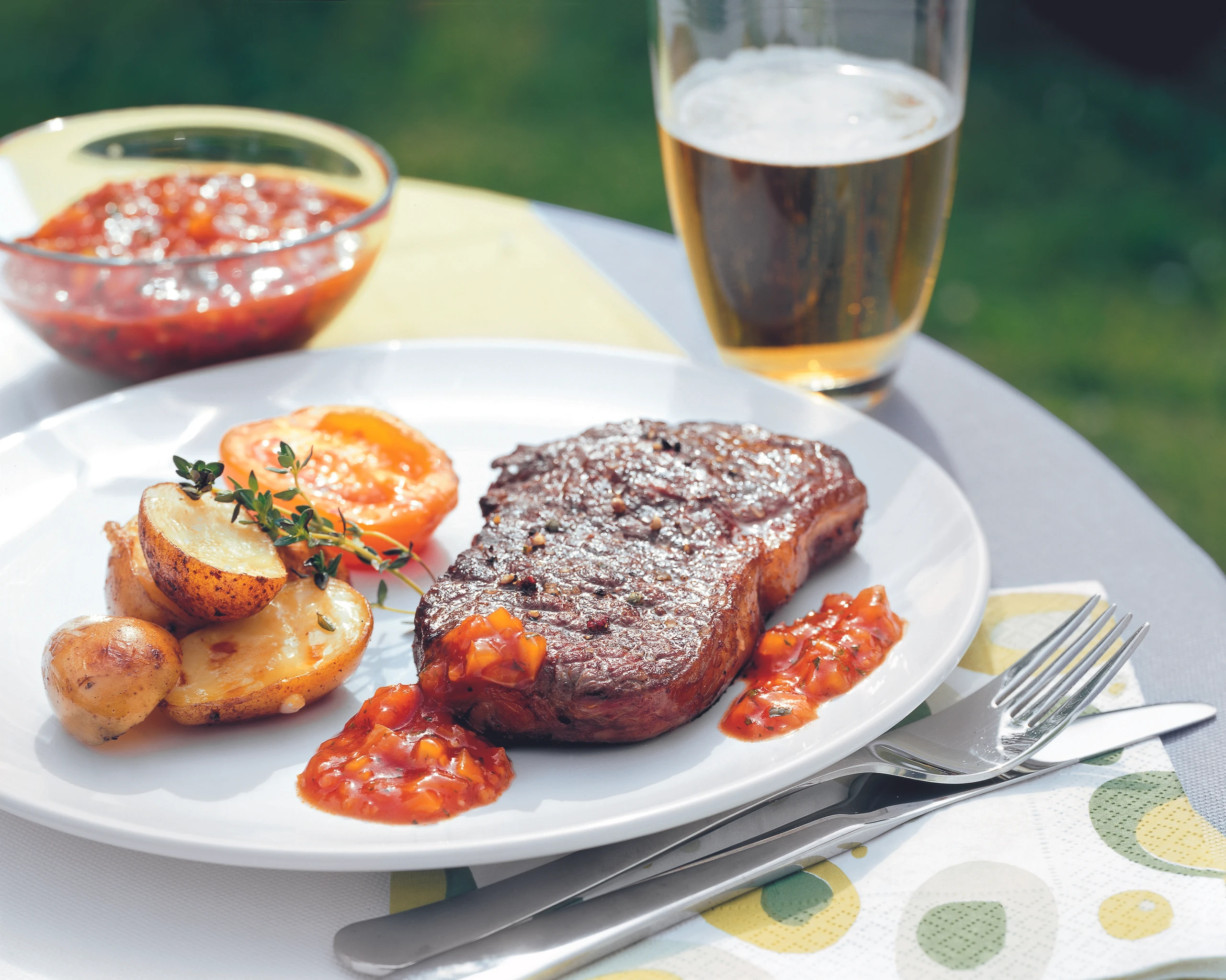 Gegrillte Entrecôtes mit BBQ-Sauce und Kartoffeln in Alufolie
