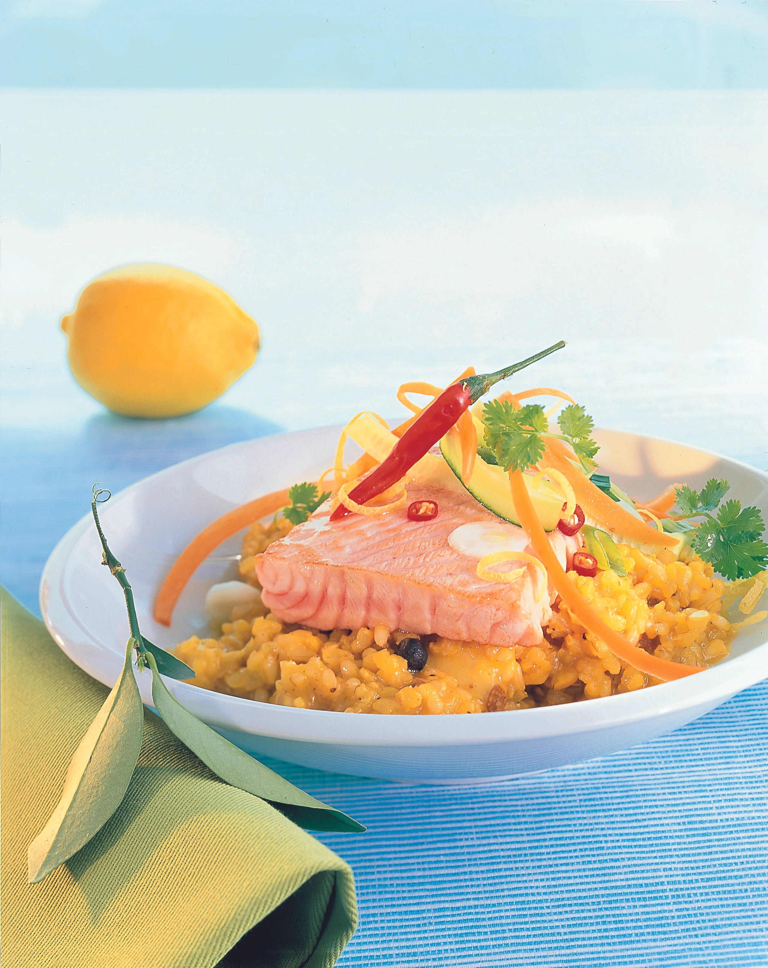 Gegrilltes Thai-Lachssteak auf gelbem Risotto