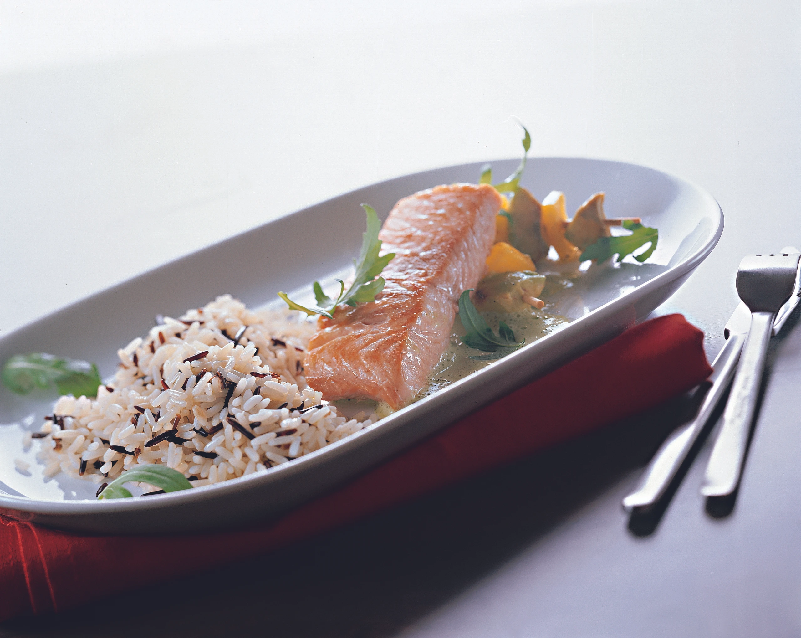 Gebratener Lachs mit Rucolasauce und gemischtem Reis