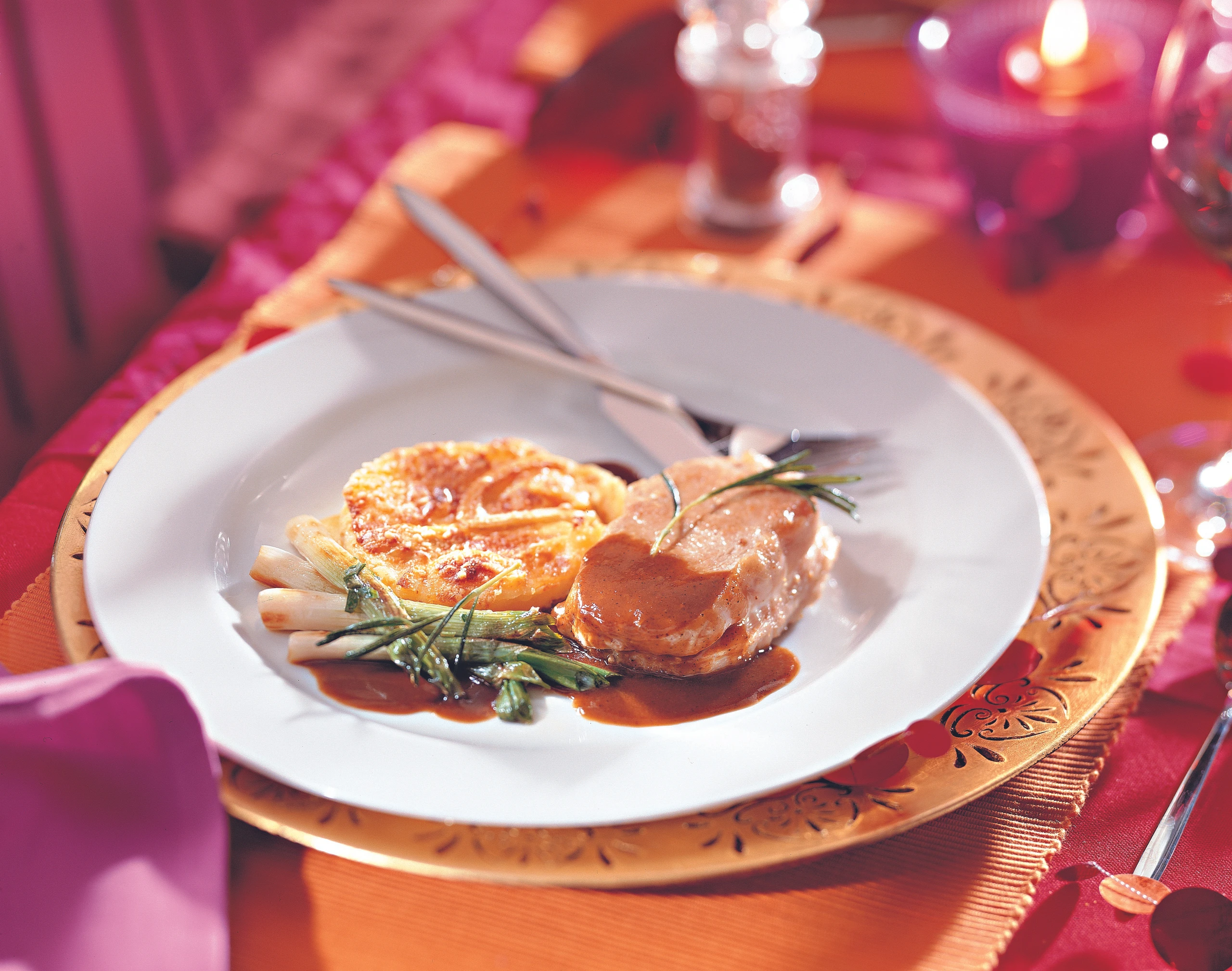 Kalbssteak mit Rotweinsauce mit Erdäpfel-Lauchgratin