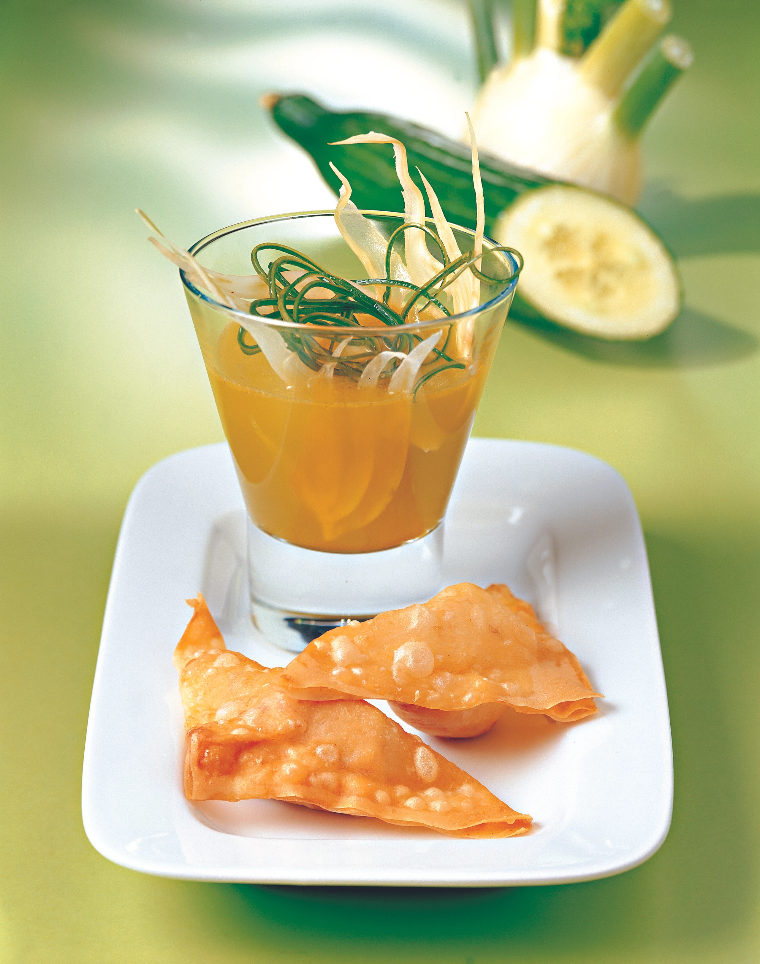 Fenchel-Gurken-Consommé mit Lachstascherln
