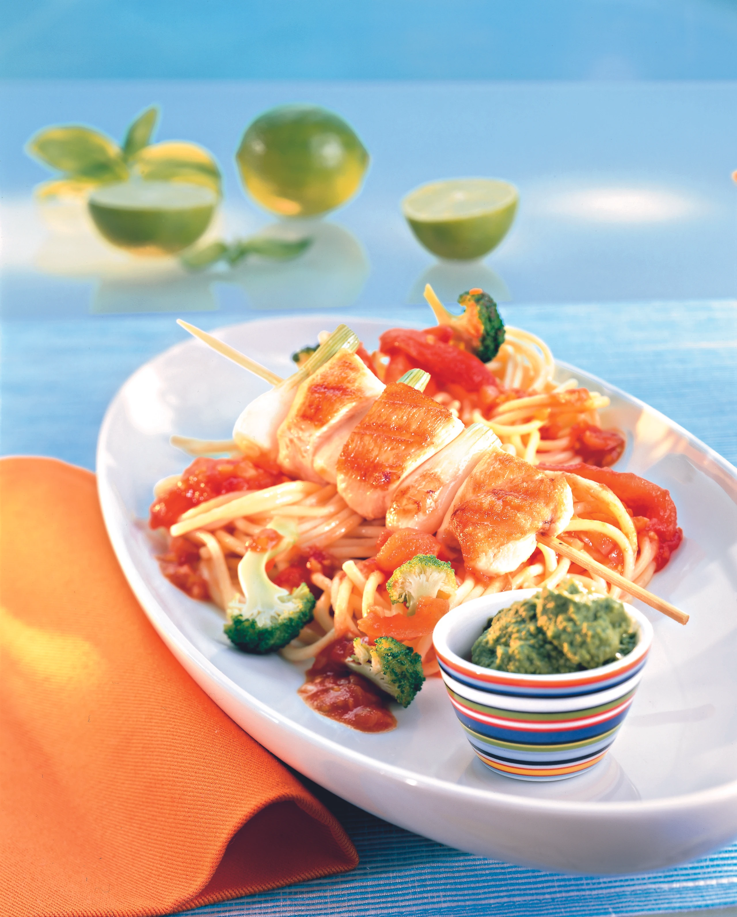 Hühnerspieße mit Basilikum-Limettenpesto und Brokkoli-Paradeis-Spaghetti