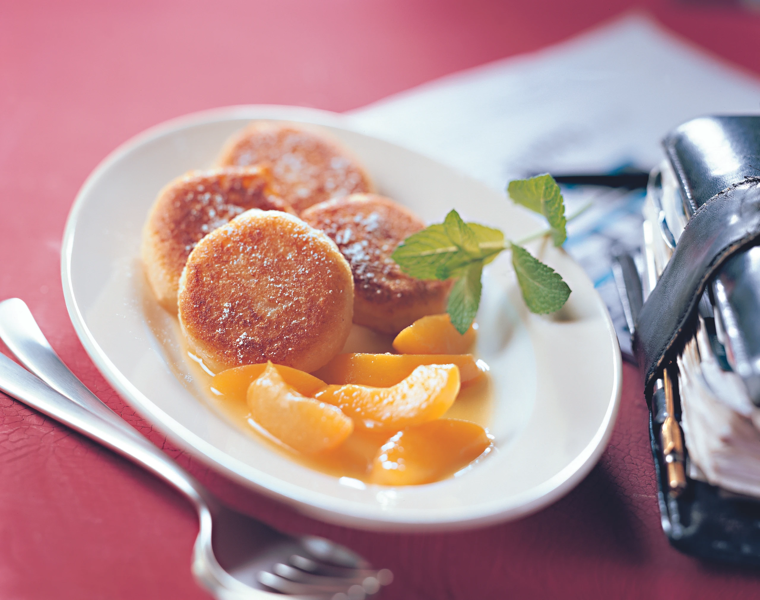 Topfentaler mit Marillenragout