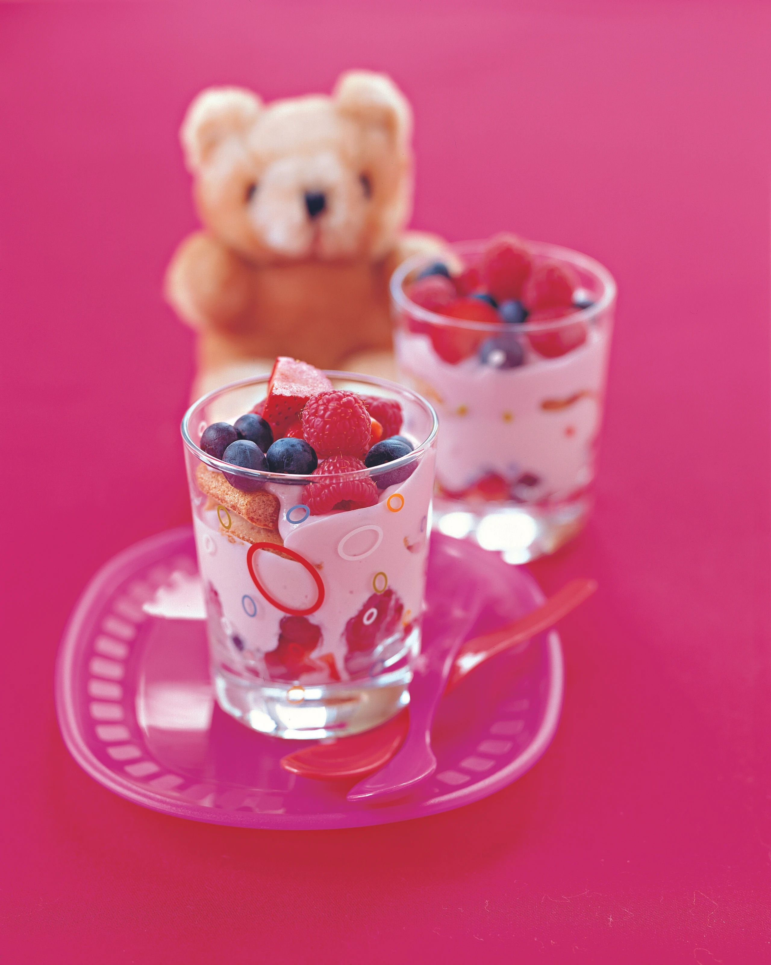 Fruchtcreme mit Biskotten und Beeren