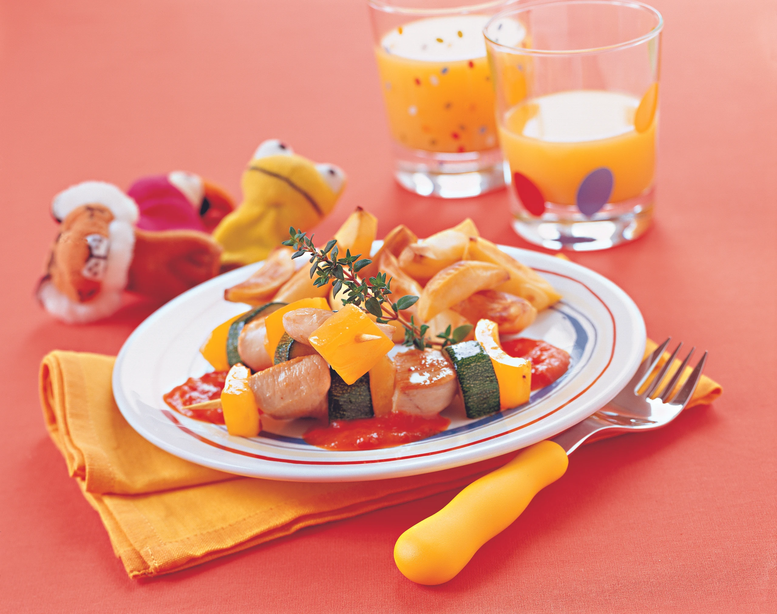 Hühnerspieße mit Paprikasauce und Erdäpfelspalten