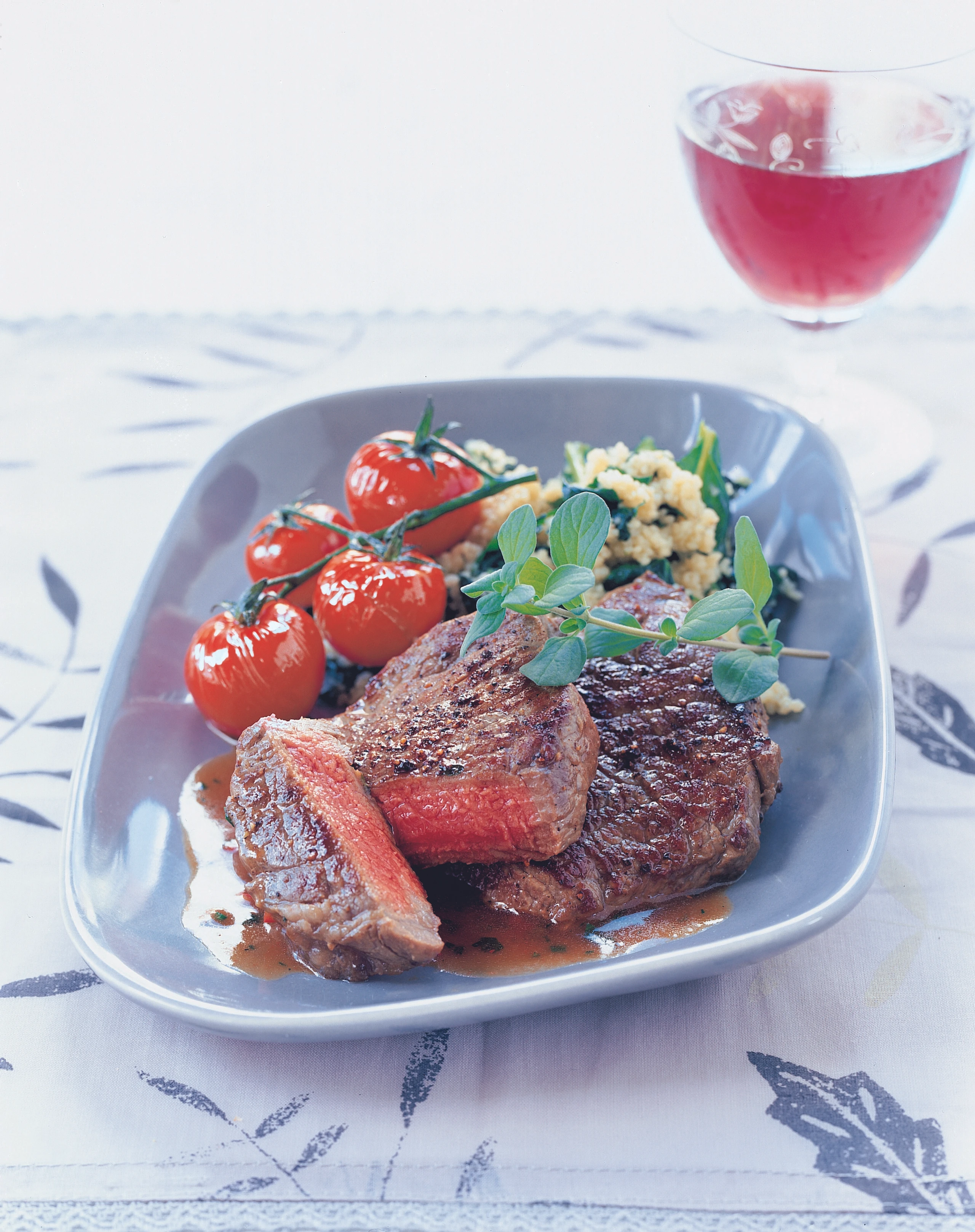 Minuten-Steaks mit Paradeisern und Spinat-Couscous