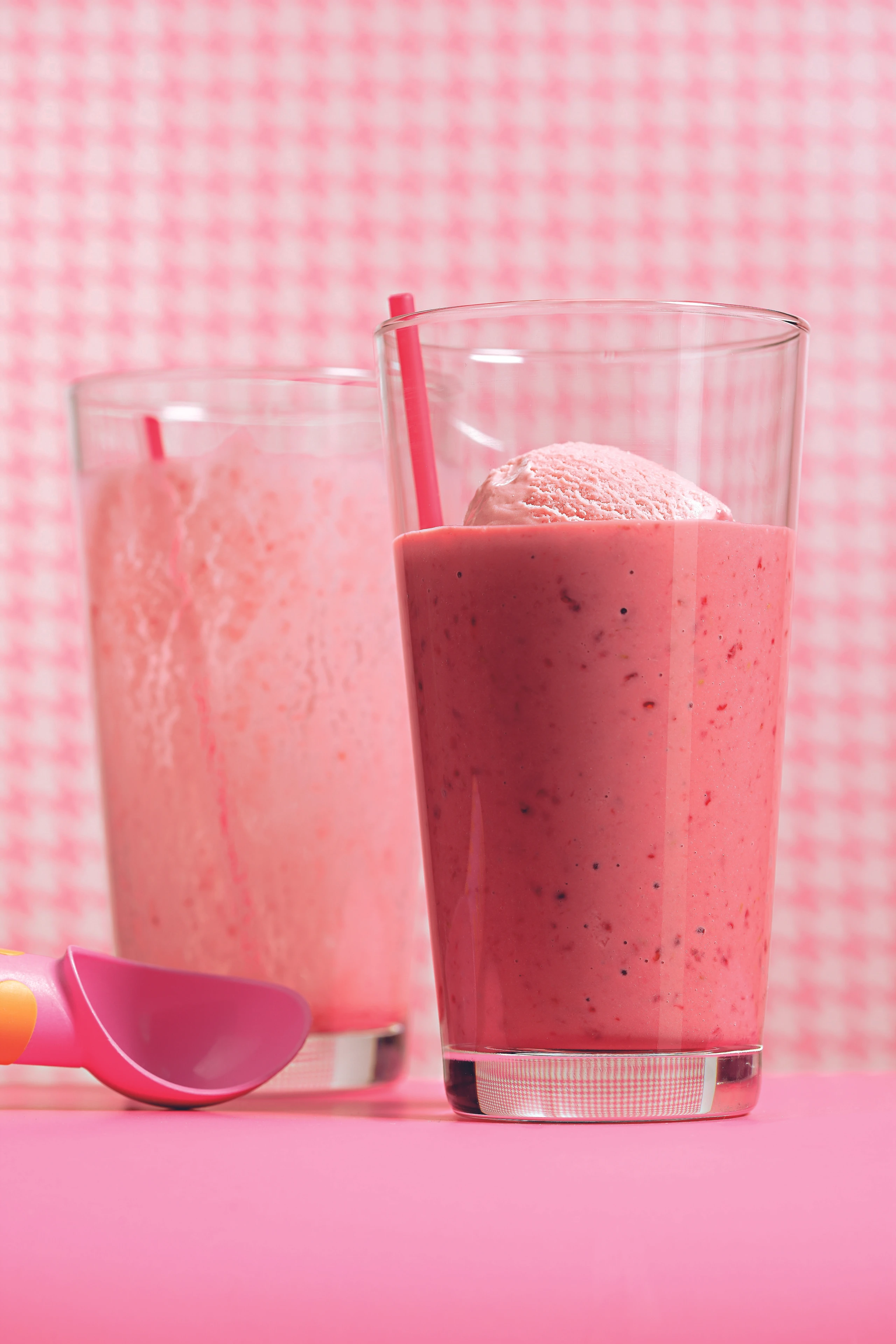 Cooler Eis-Shake mit Früchten