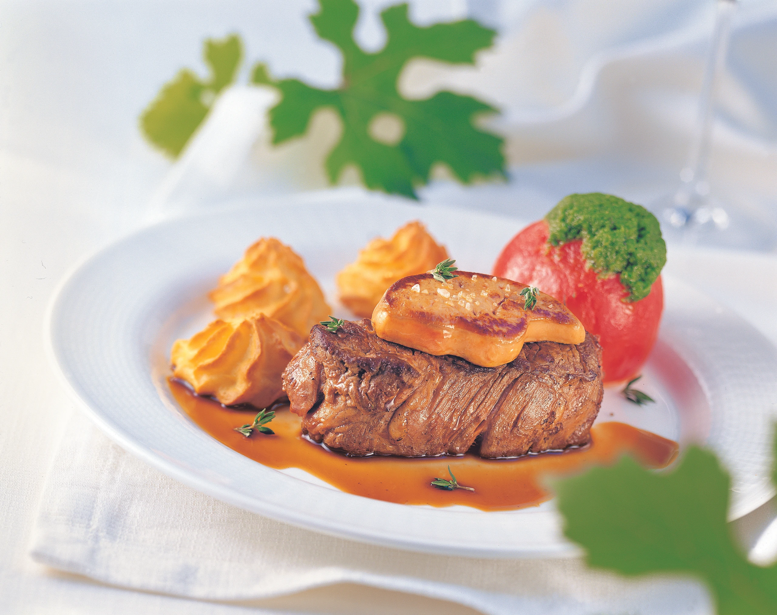 Tournedos Rossini: Steaks mit Pommes Duchesse und gratinierten Paradeisern