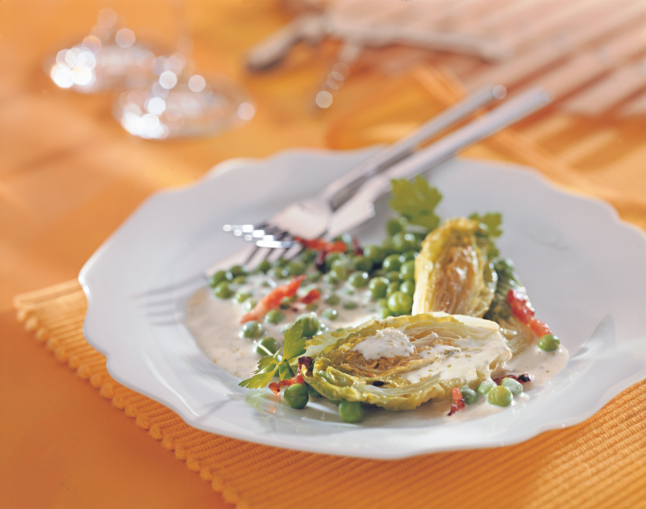 Rahmerbsen mit Kopfsalat