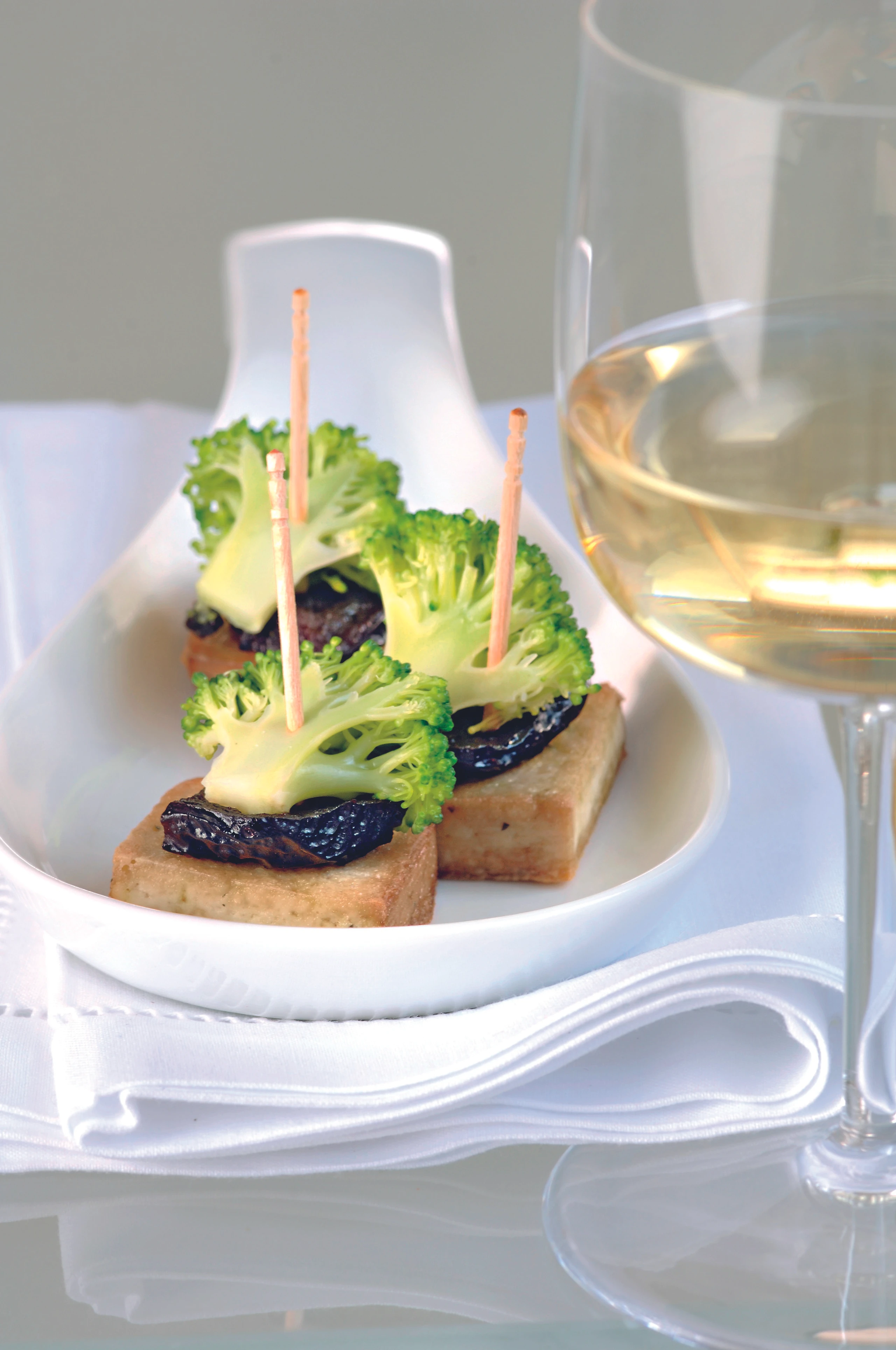 In Sesamöl gebratener Tofu mit Brokkoli