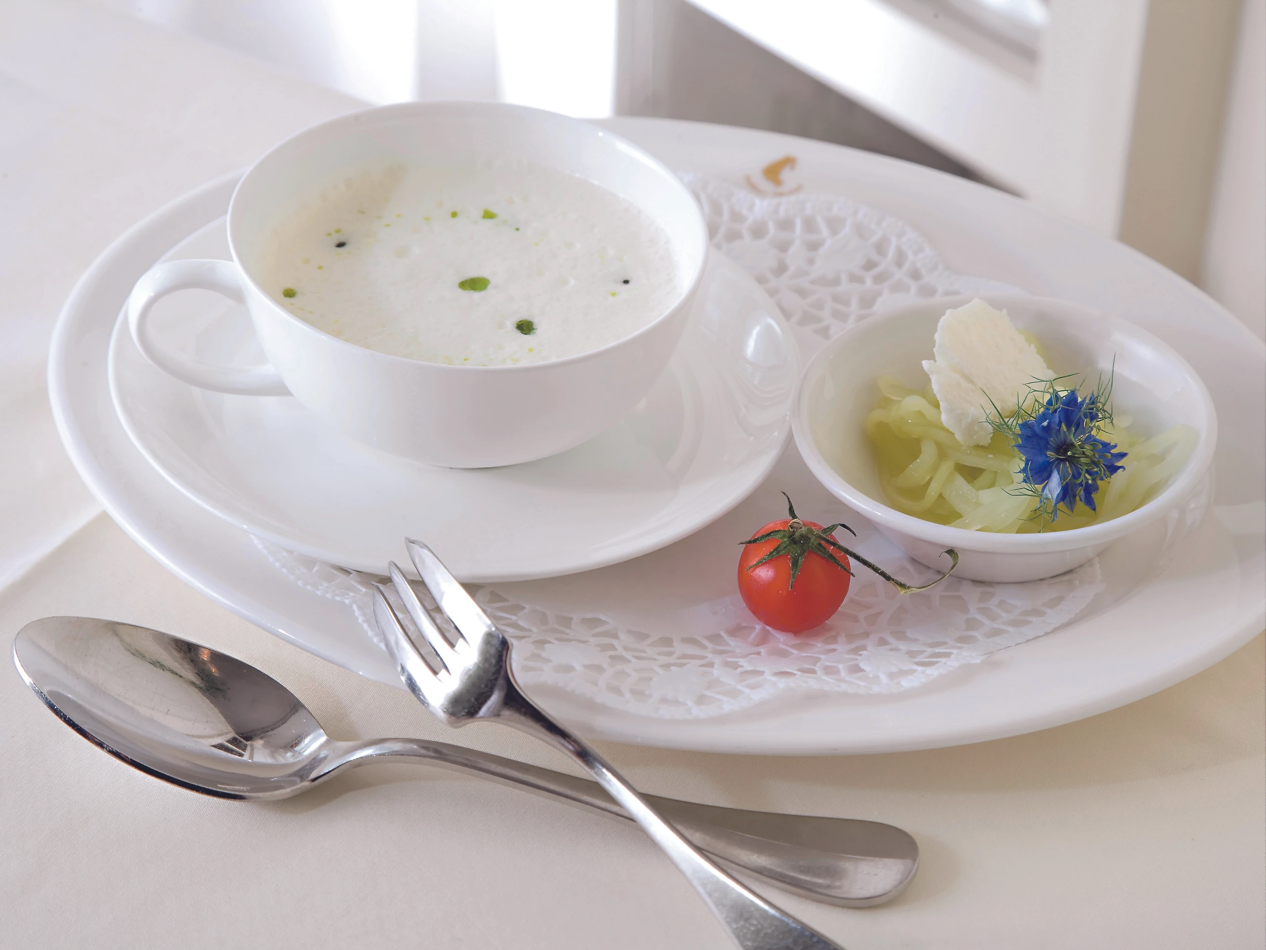 Geeiste Ziegenkäsesuppe mit Gurken