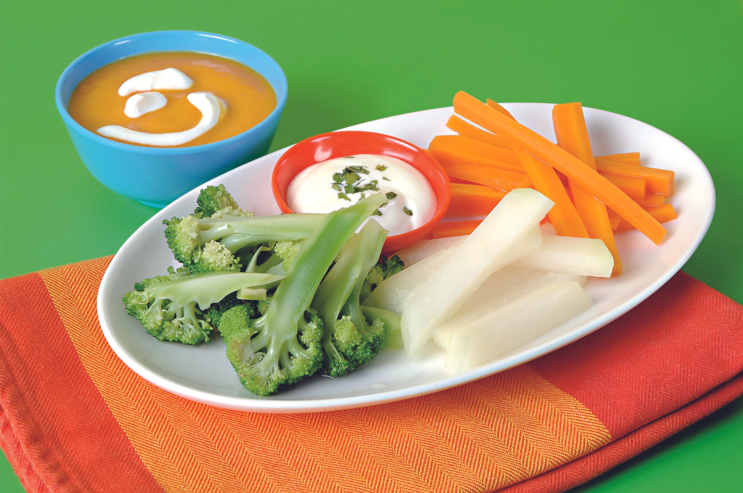 Gedämpftes Gemüse mit Paprikasauce und Joghurtdip