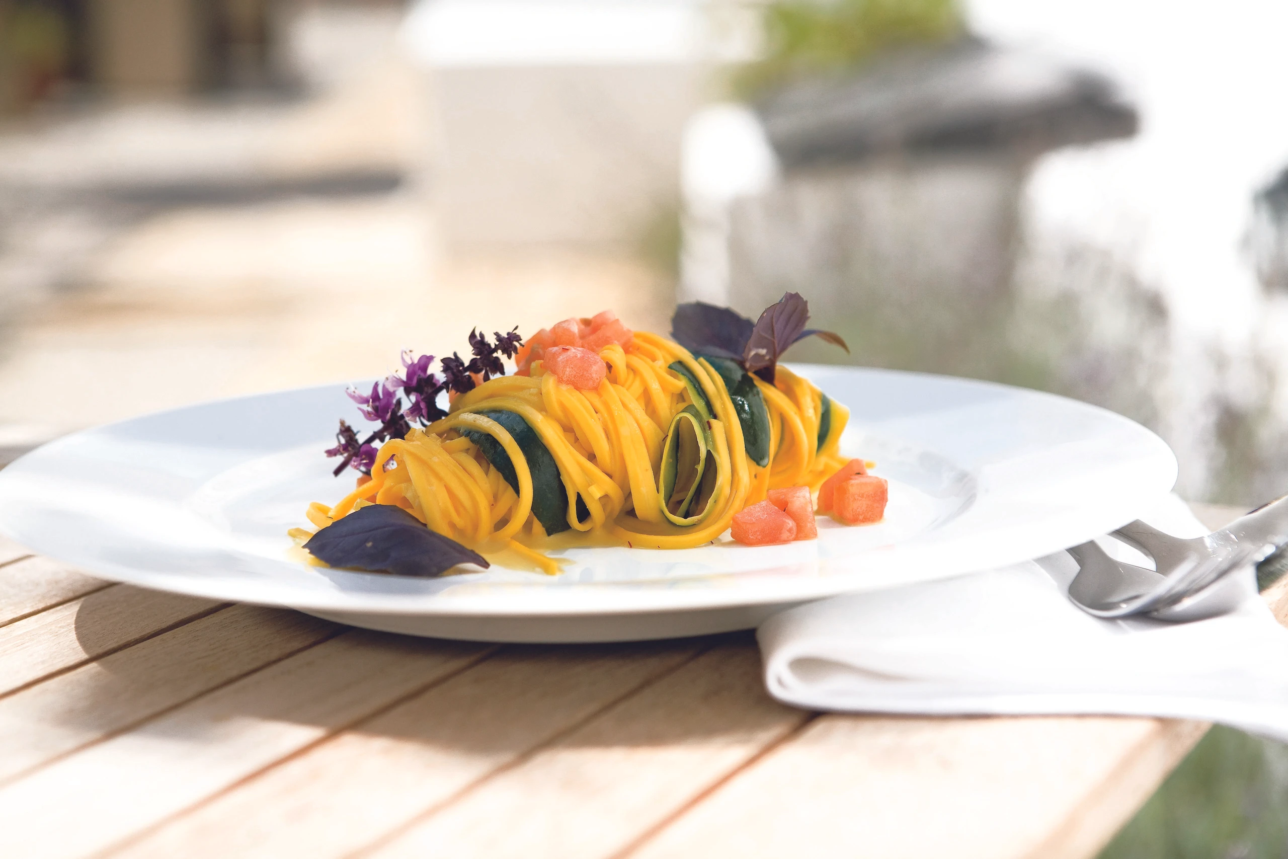 Safran-Nudeln mit Gemüse