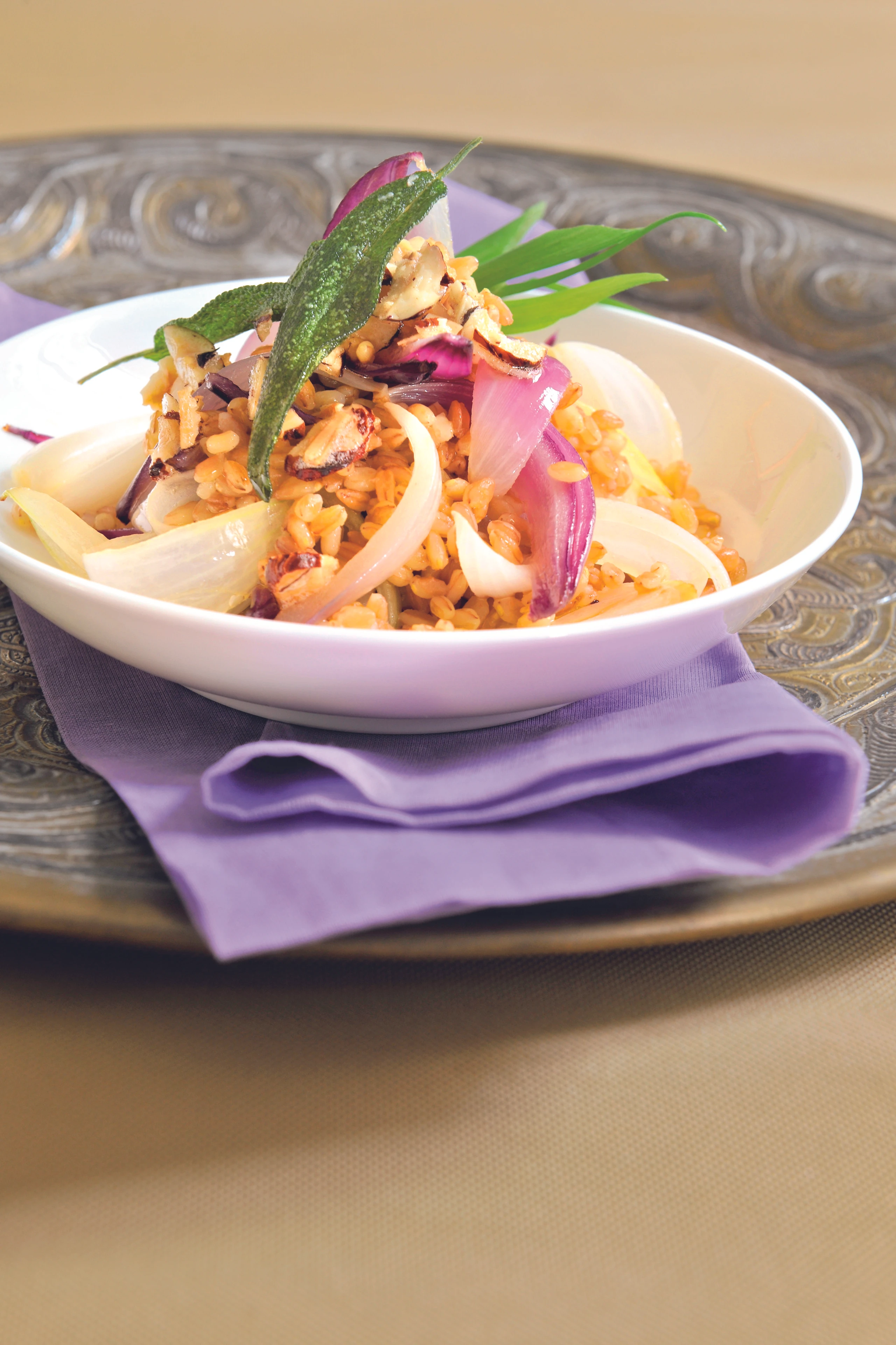 Einkornreis mit Zwiebeln, Salbei und Nüssen