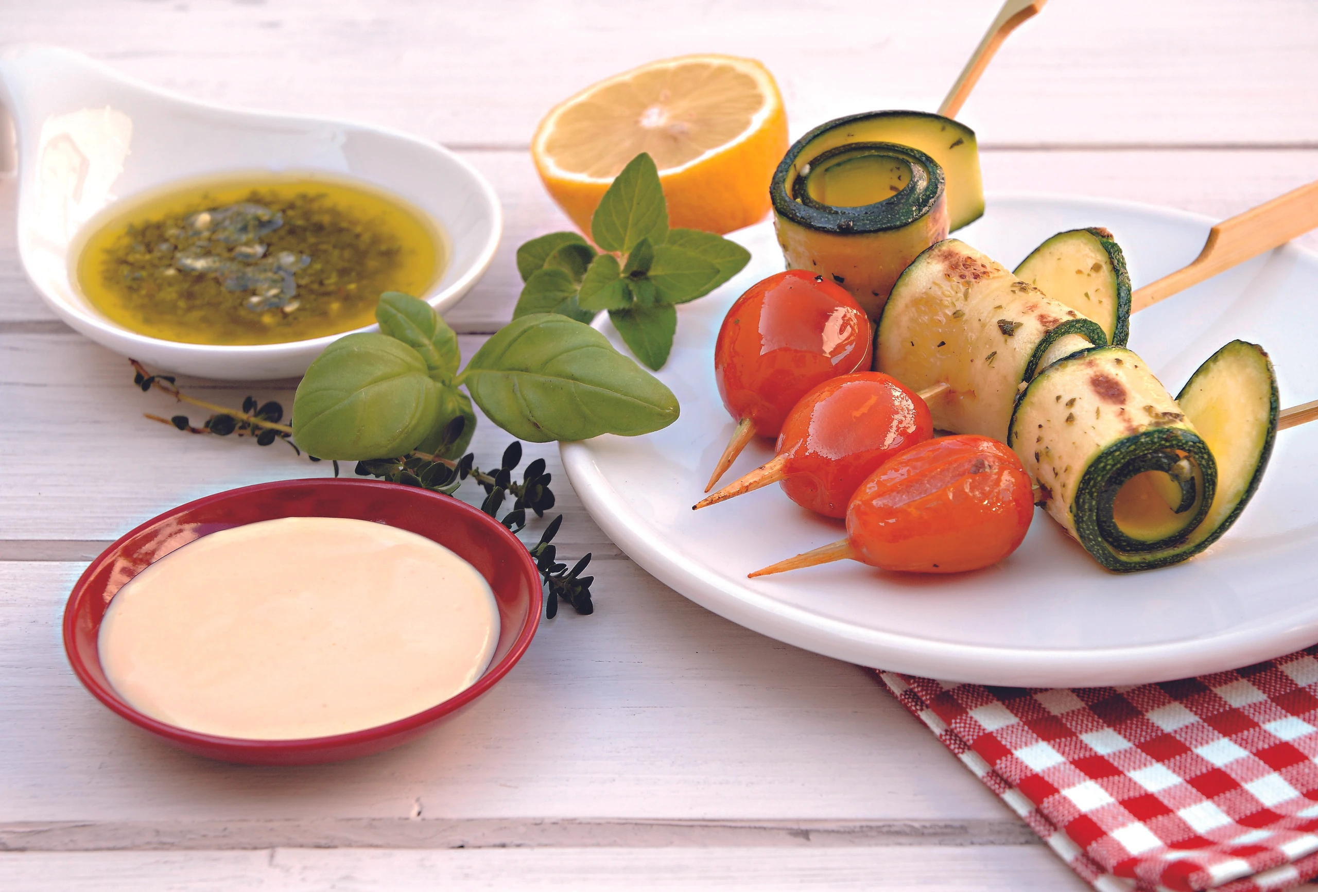 Zucchini-Paradeiser-Spieße mit Erdnuss-Joghurt-Dip