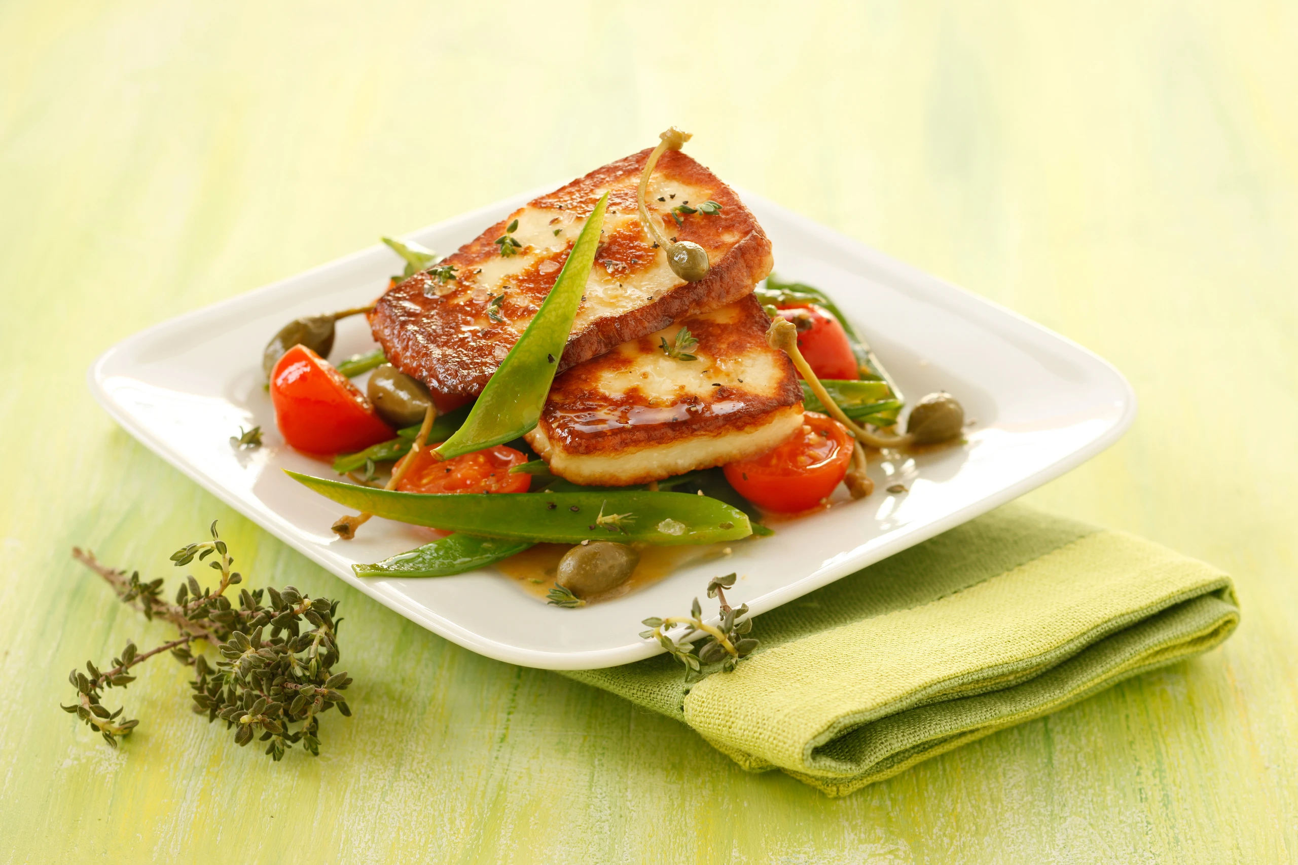 Gebratener Halloumi auf knackigem Gemüse