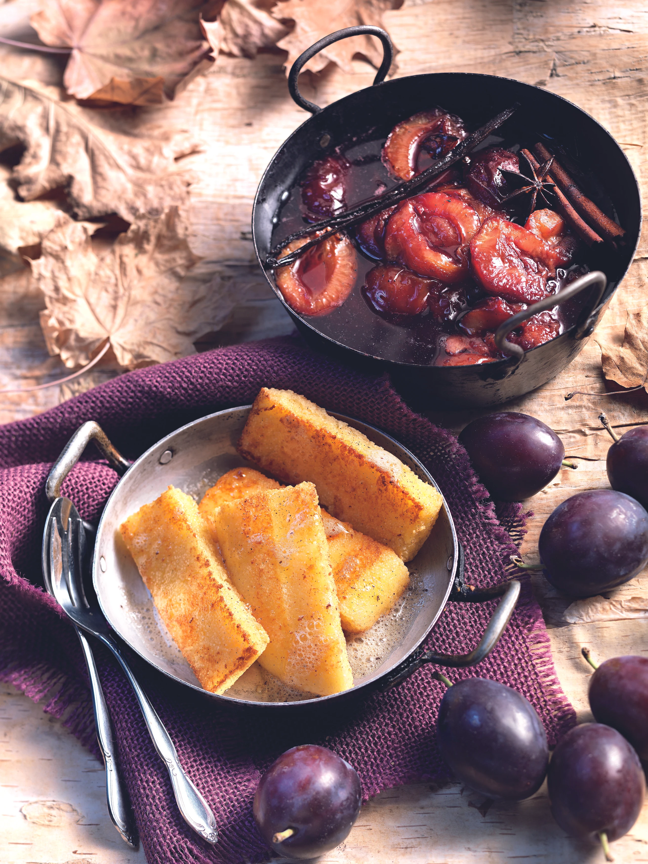 Gebratene Grießschnitten mit geschmorten Zwetschken