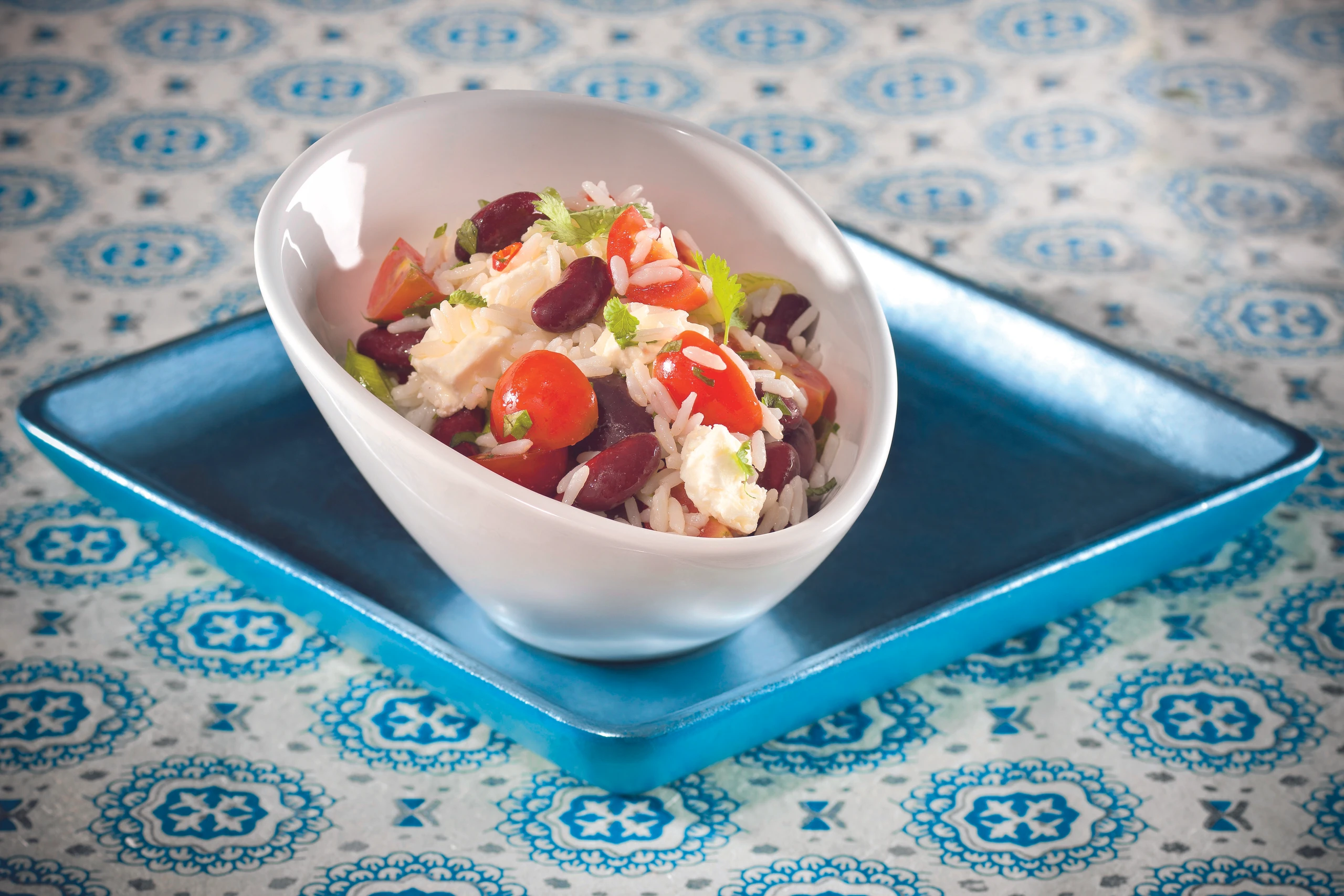 Bunter Reissalat mit Schafkäse und Oliven