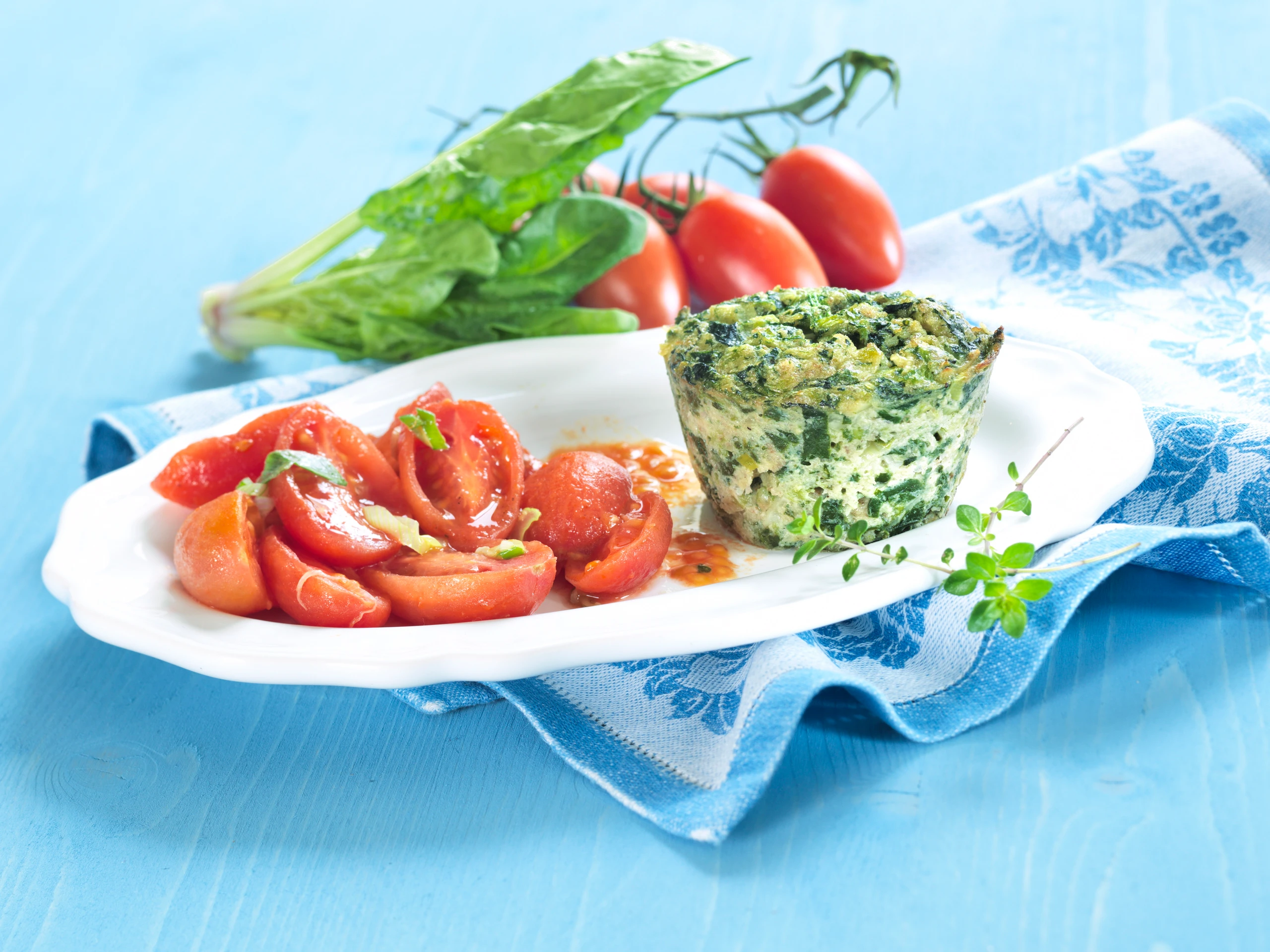 Spinat-Gorgonzola-Pastete auf geschmolzenen Paradeisern