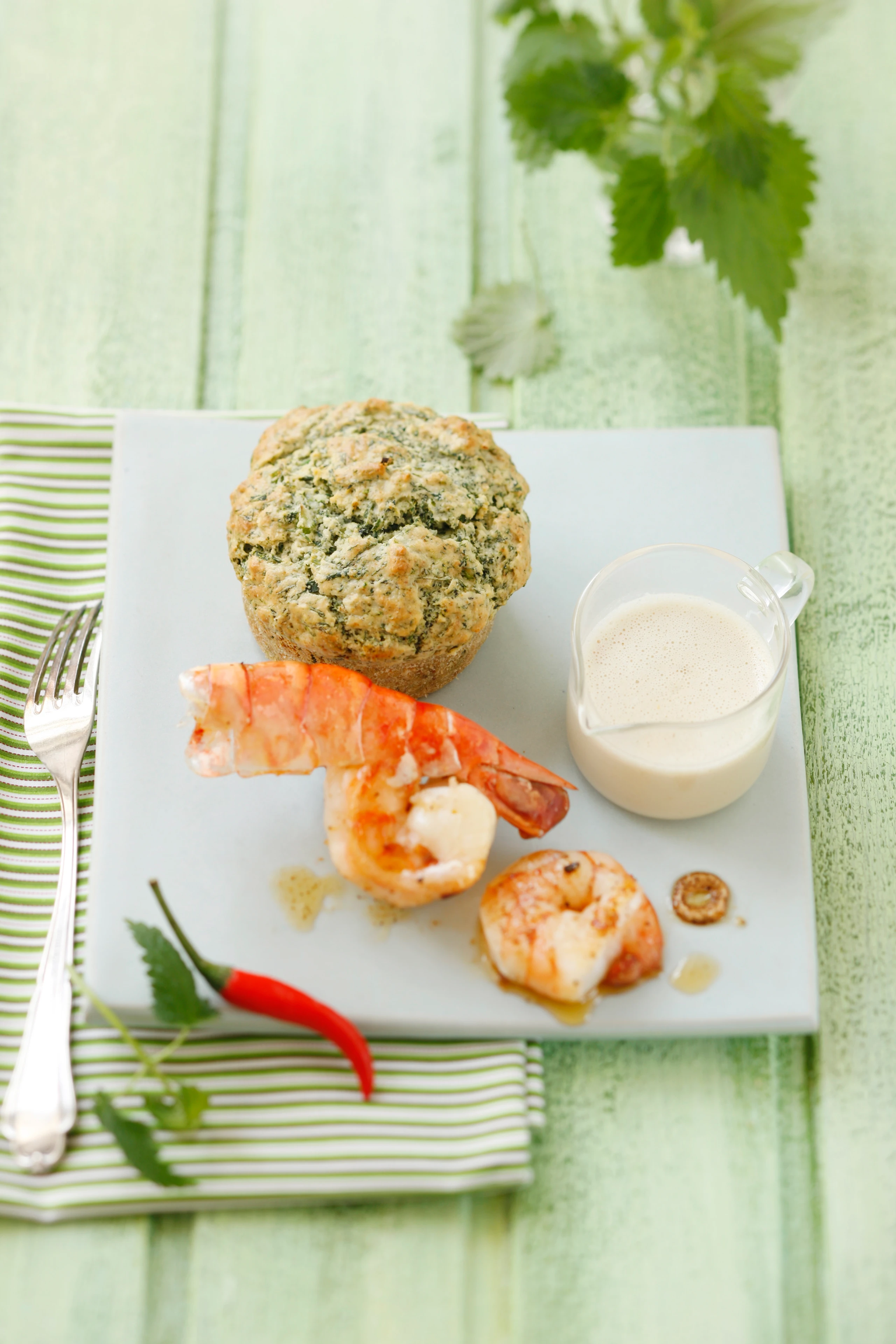 Brennnessel-Soufflé mit Kokossauce und Garnelen