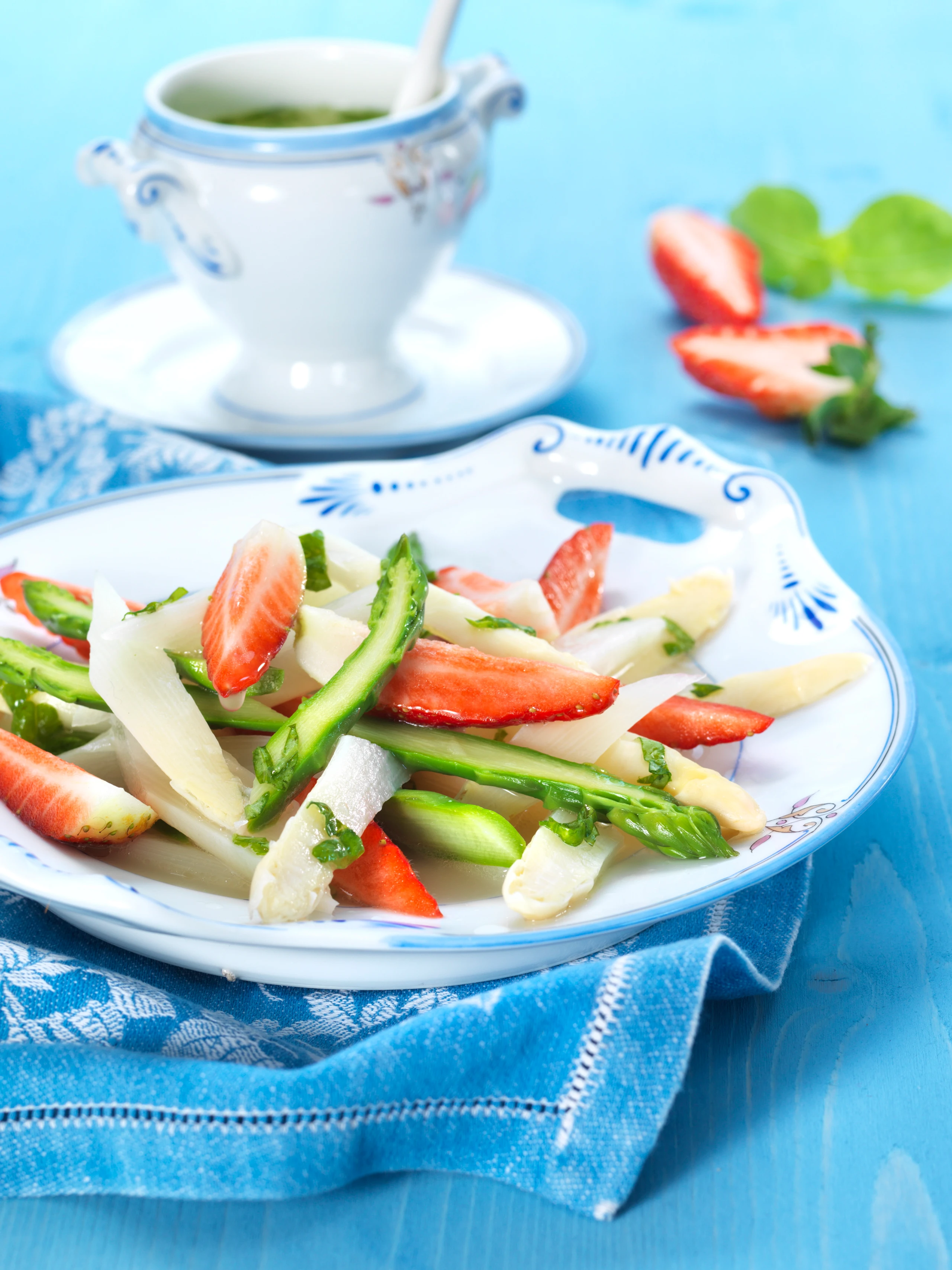 Spargelsalat mit Erdbeeren