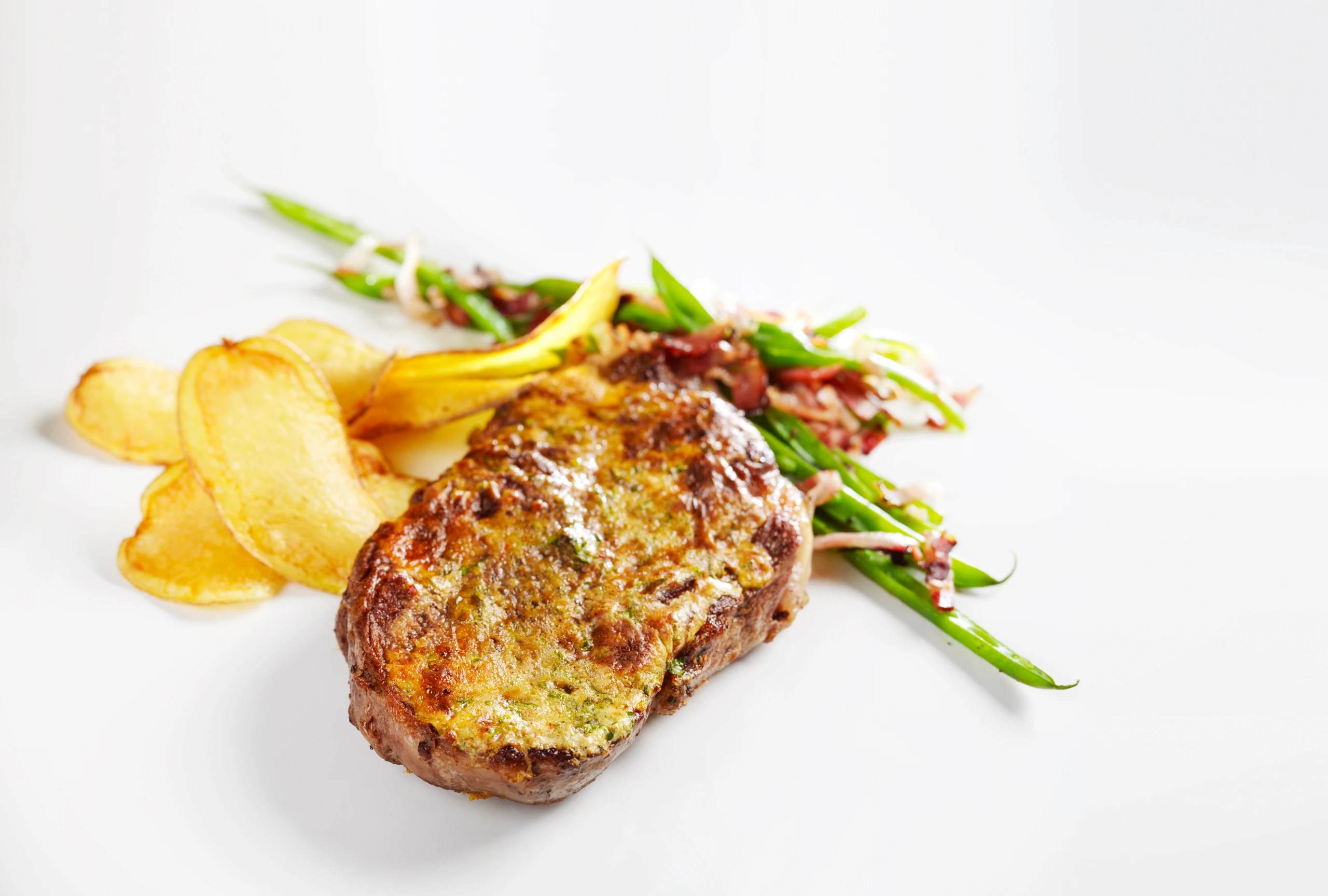 Entrecôte mit Kräuterbutter und Speckfisolen