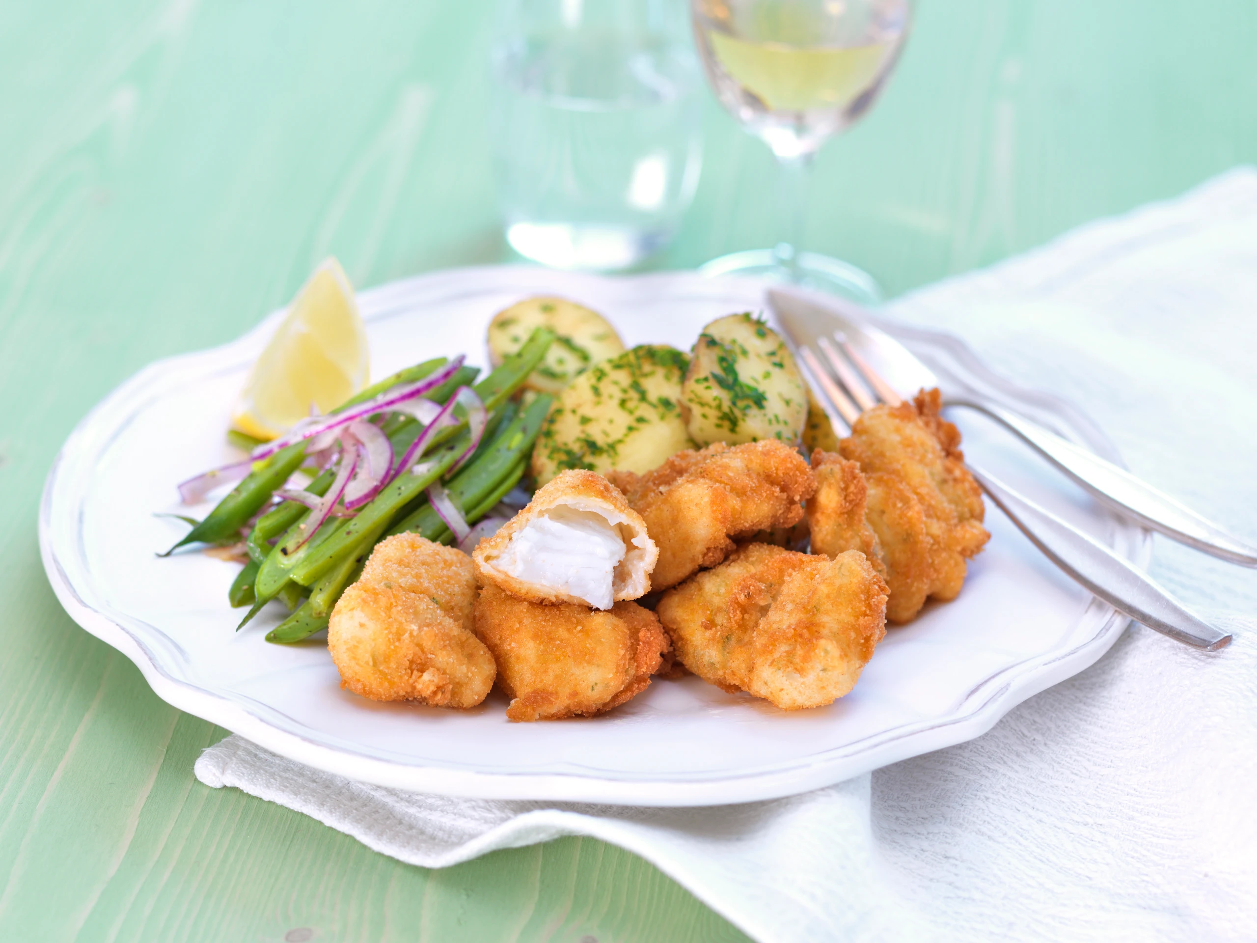 Gebackenes Welsfilet mit Fisolensalat