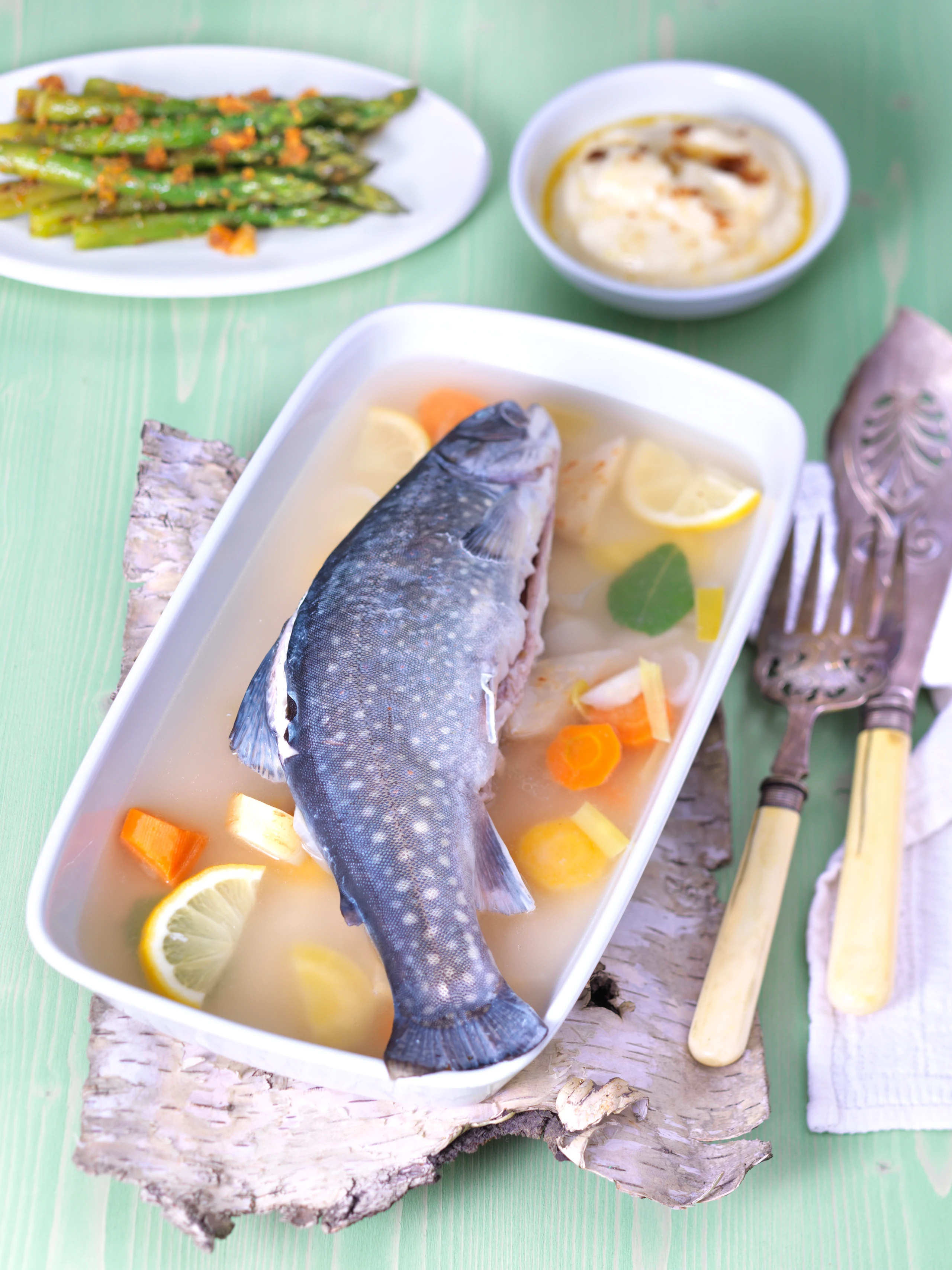 Saibling blau mit gebratenem Spargel