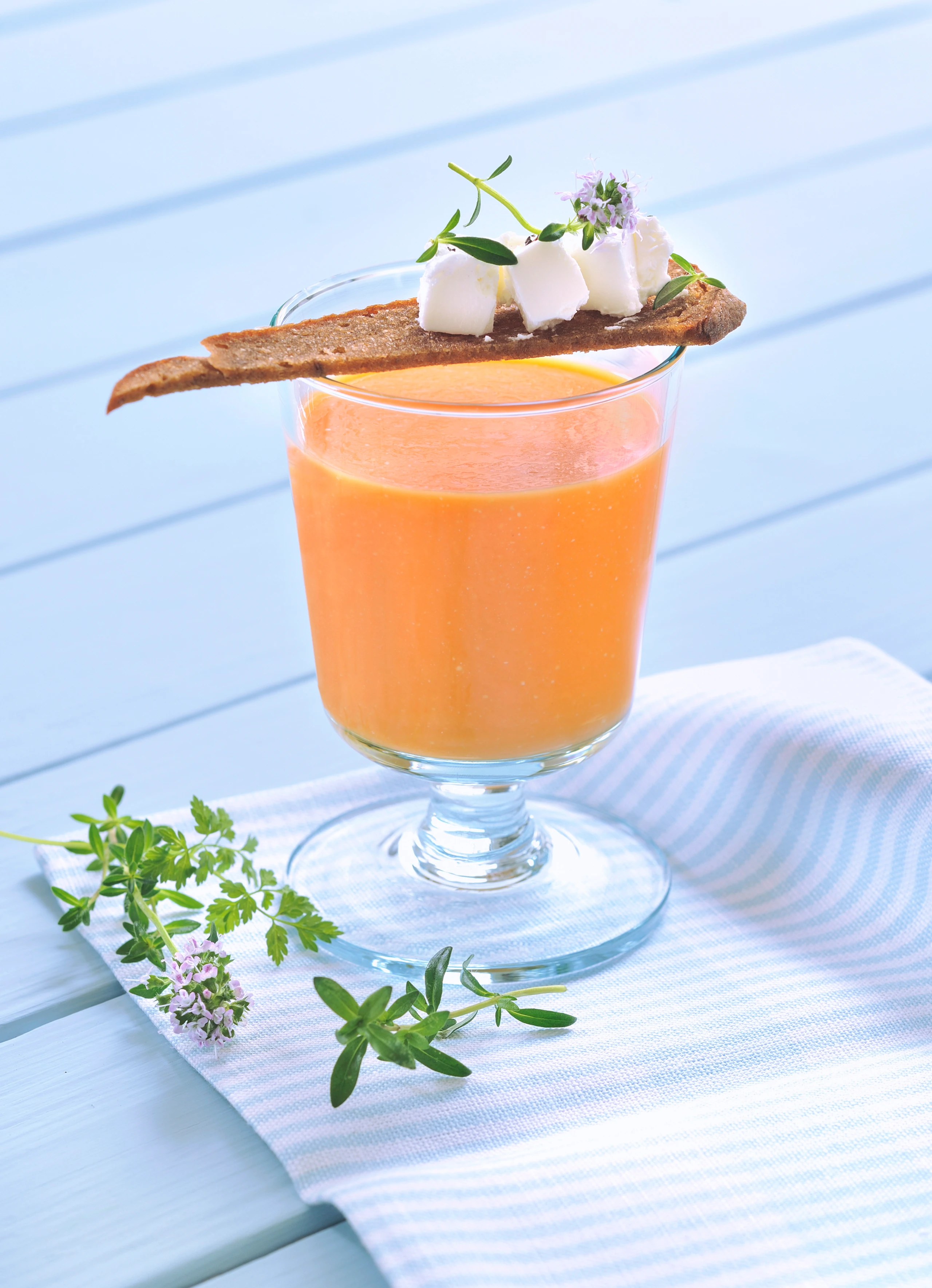 Karottendrink mit Mozzarella-Crostini