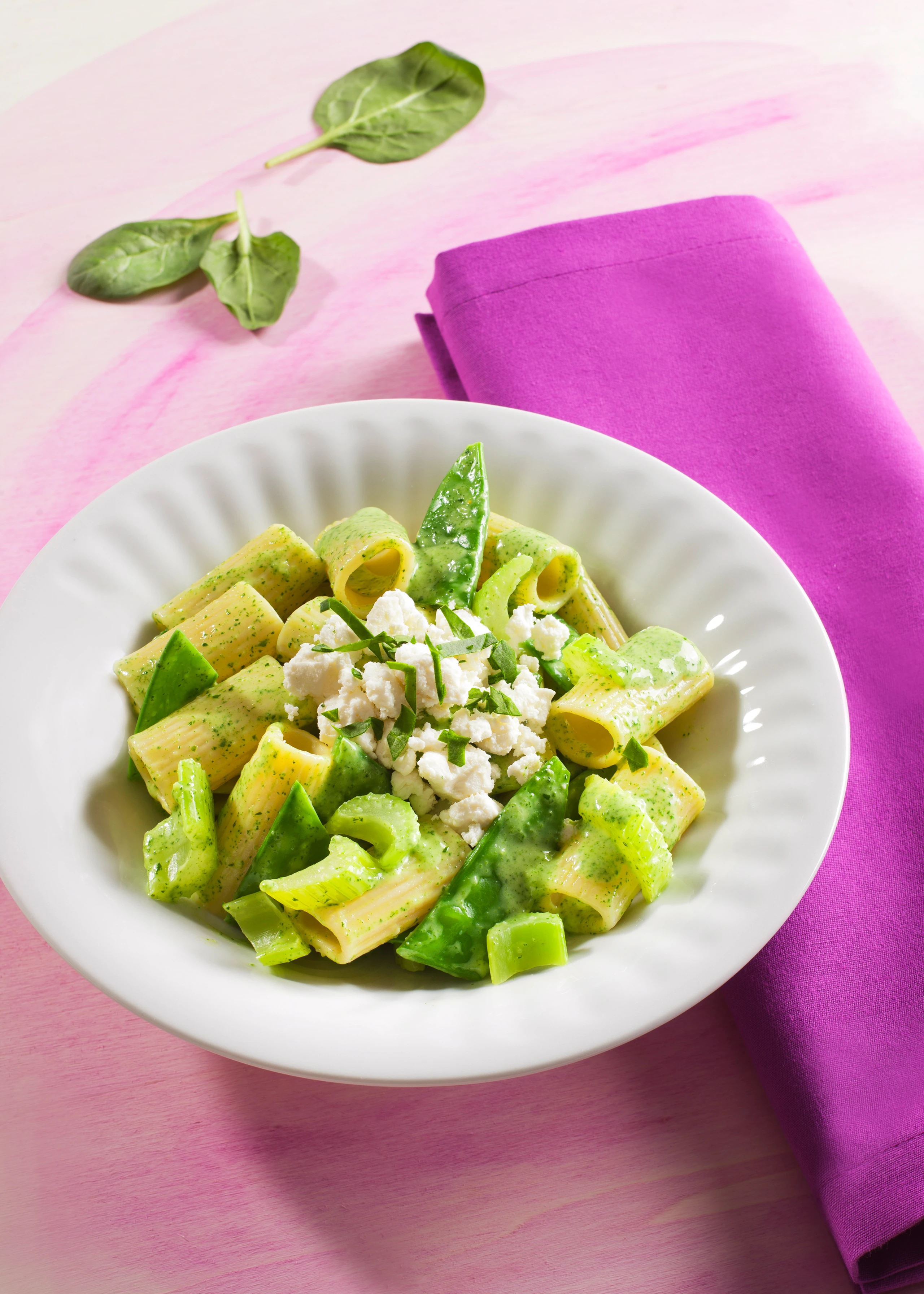 Rigatoni mit Erbsenschoten und Schafkäse