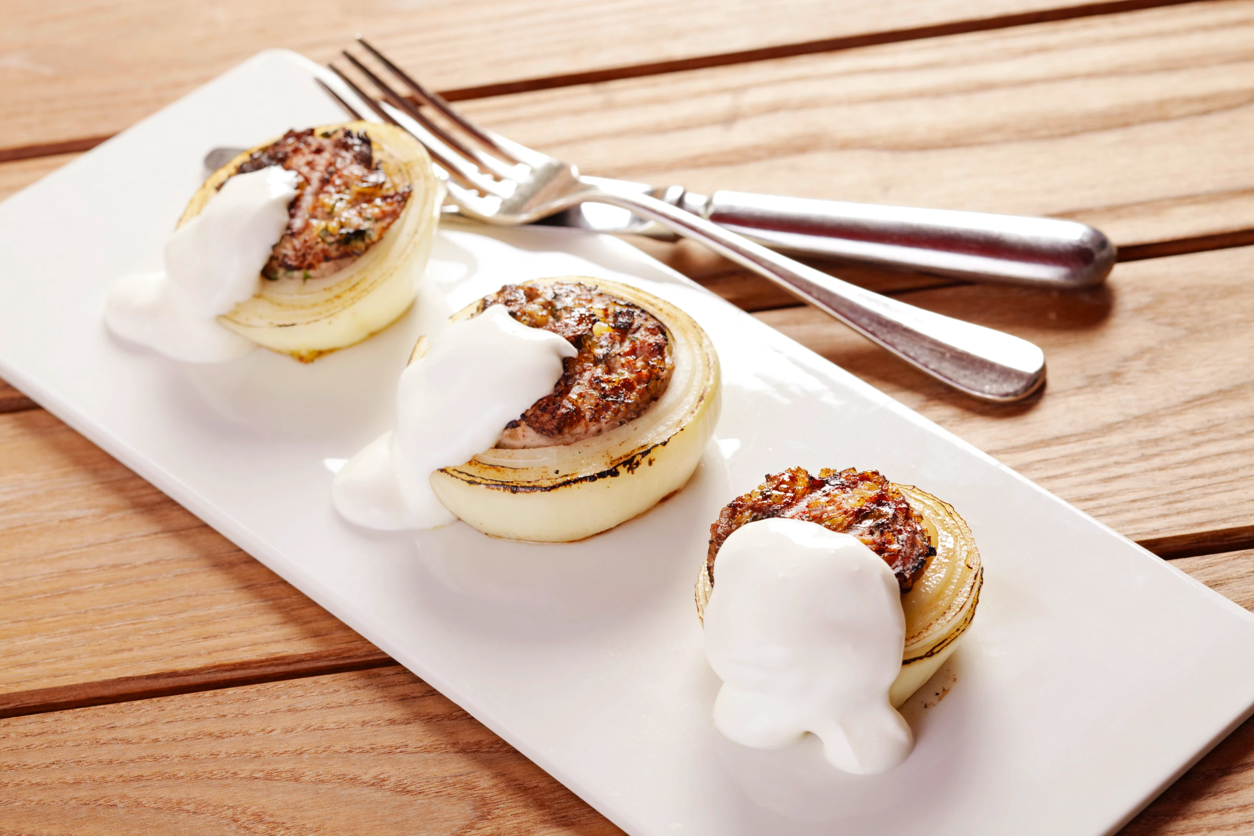 Zwiebeln mit Lamm-Bulgurfülle