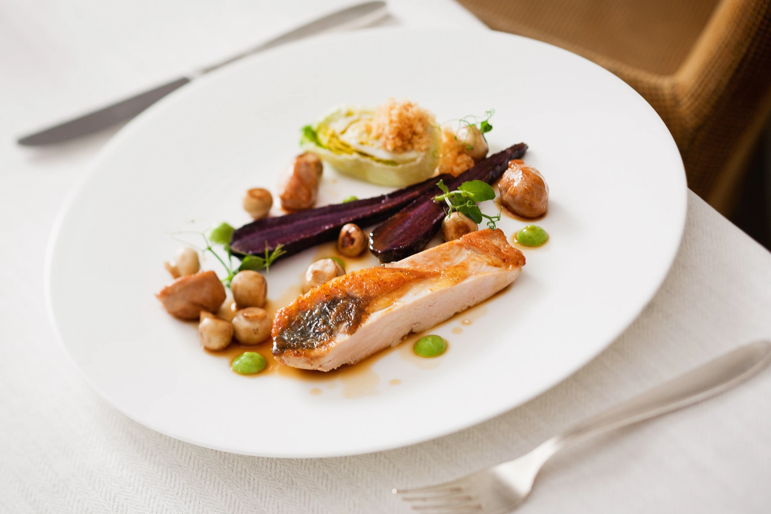 Perlhuhnbrust mit Rahmsalat