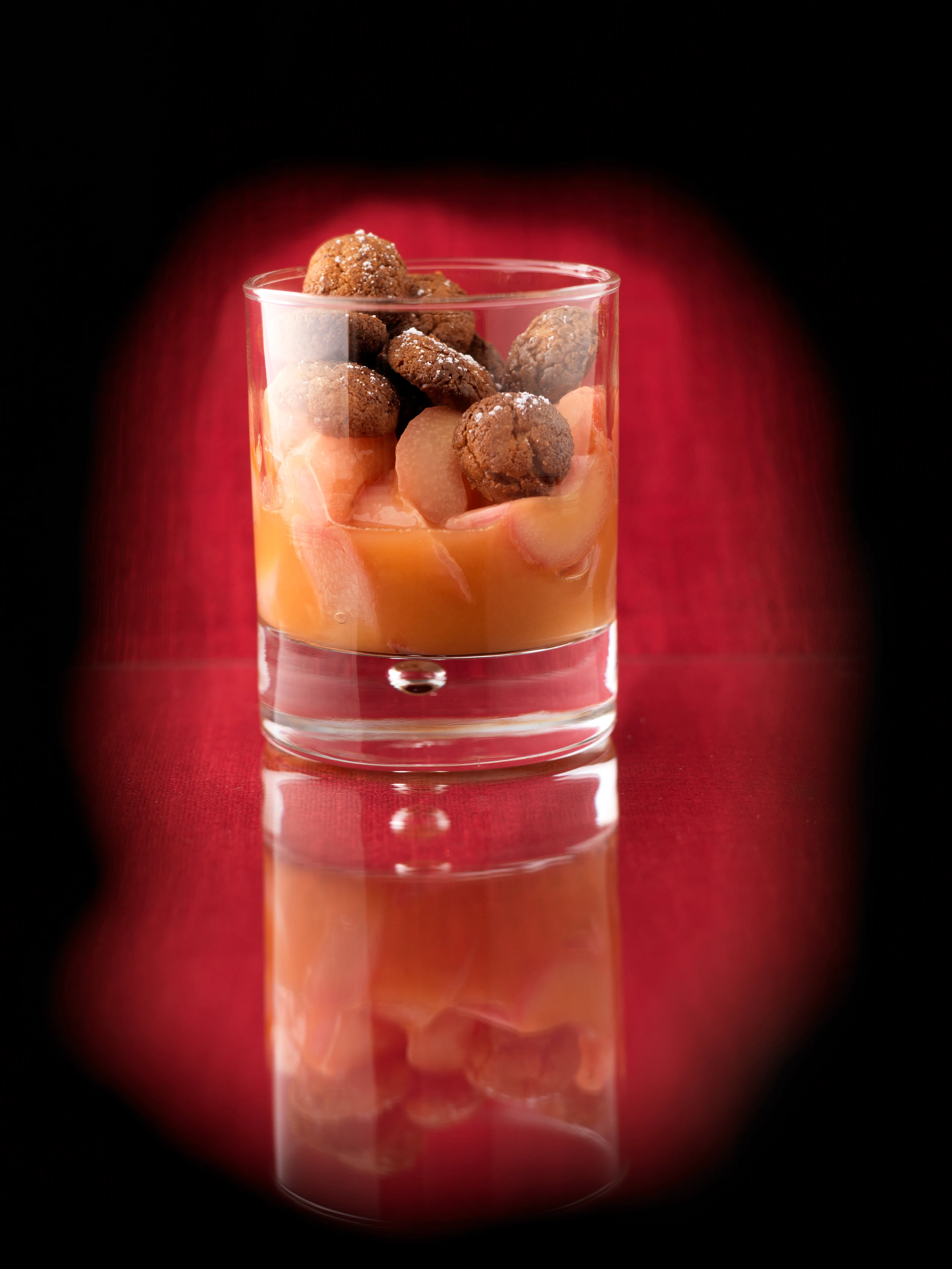 Rhabarberkompott mit Mandelkugeln