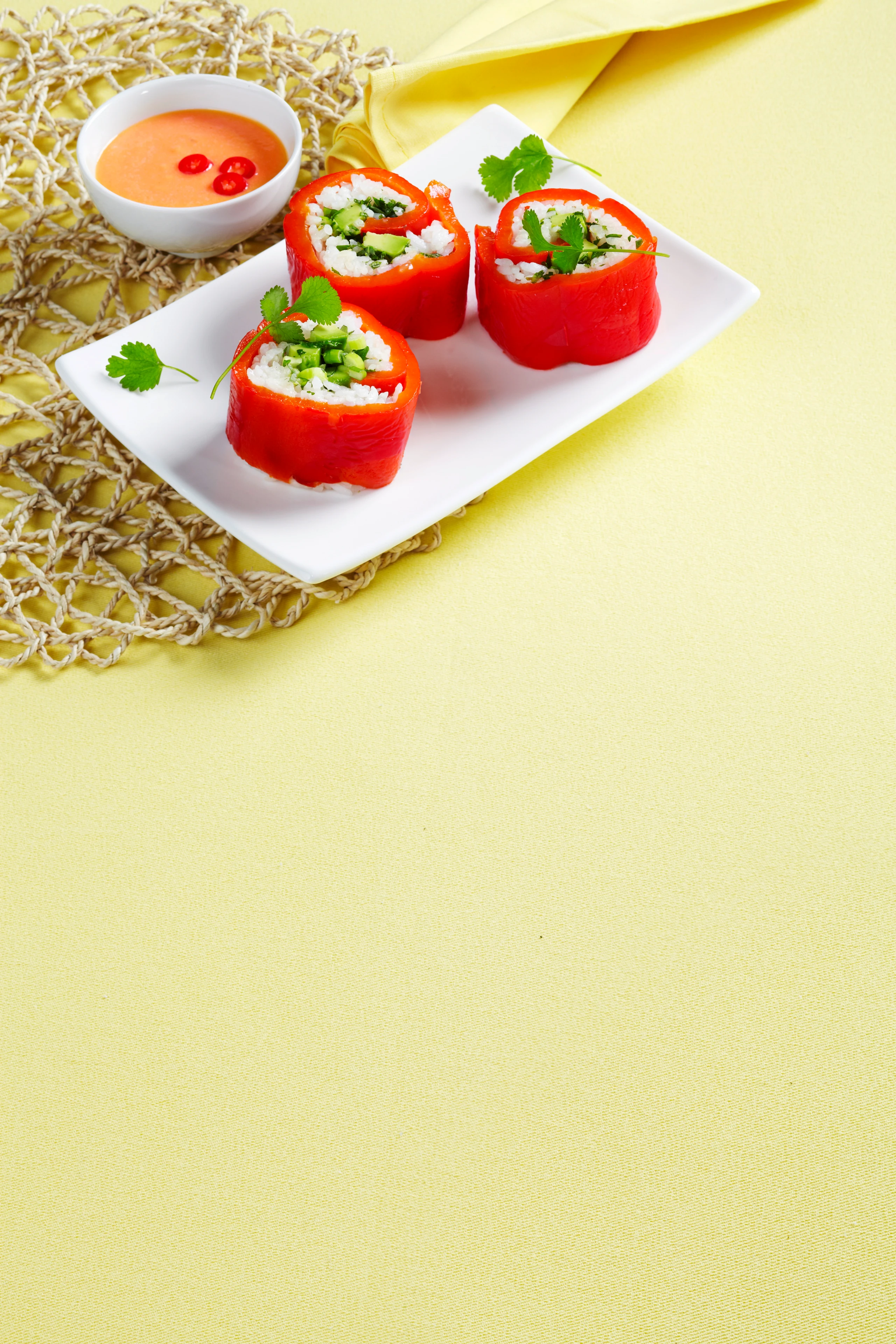 Paprika-Sushi mit Avocado