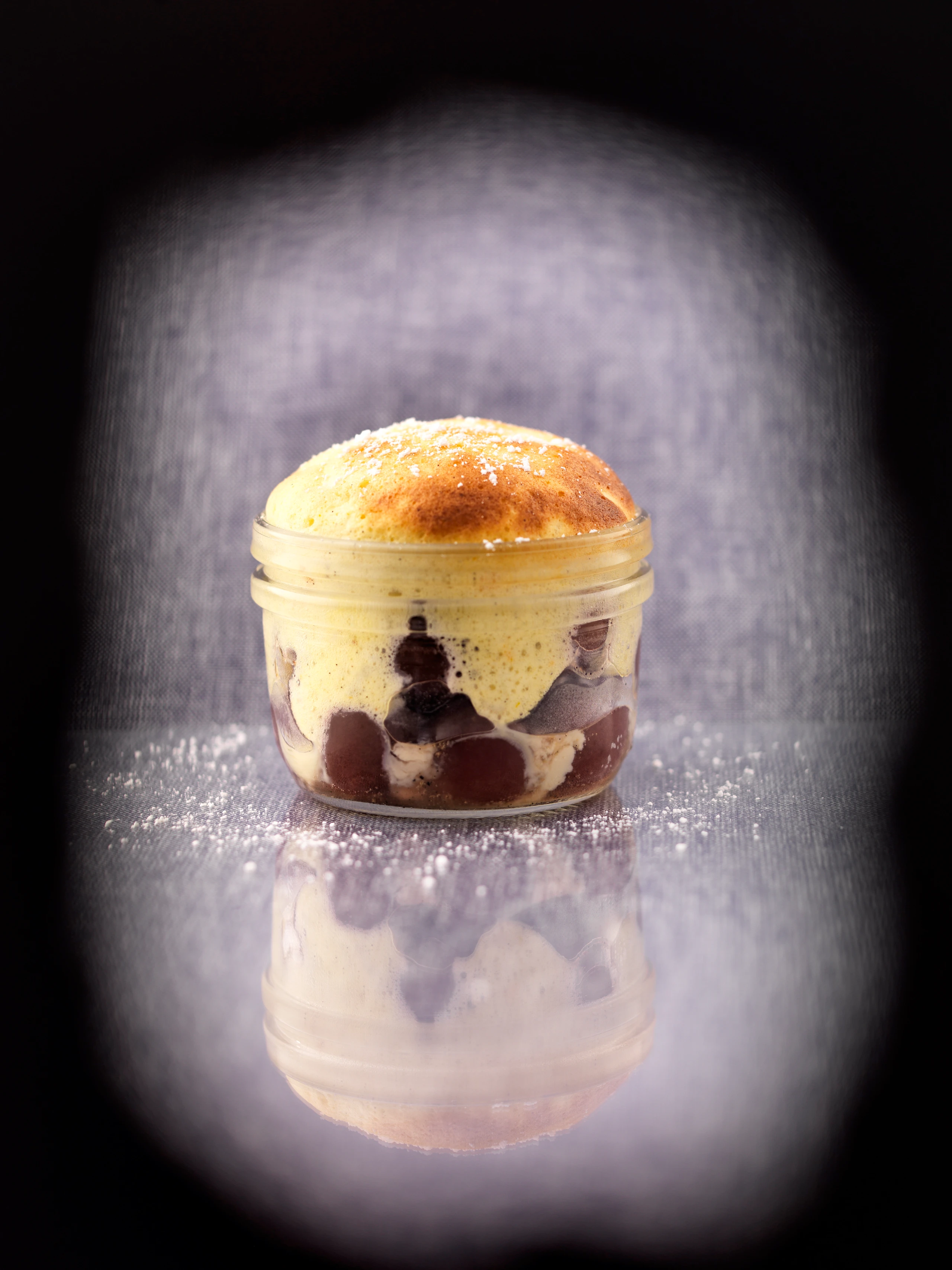 Gewürzsoufflé mit Kirschen