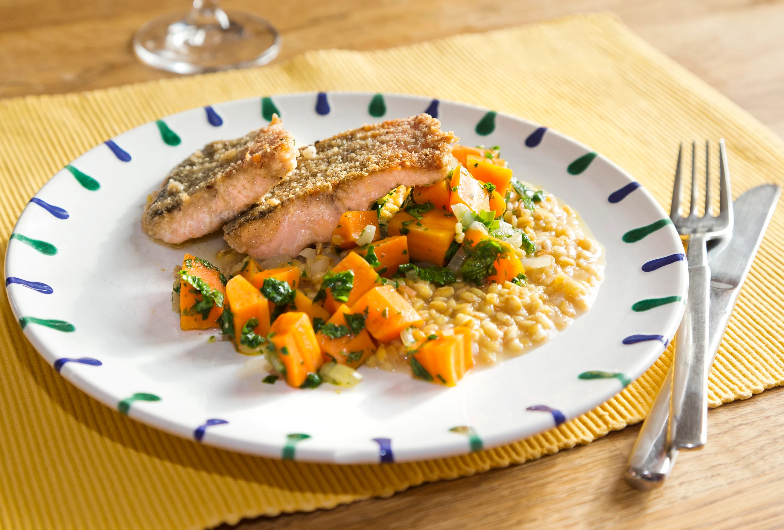 Einkornrisotto mit Petersilkarotten und Saibling