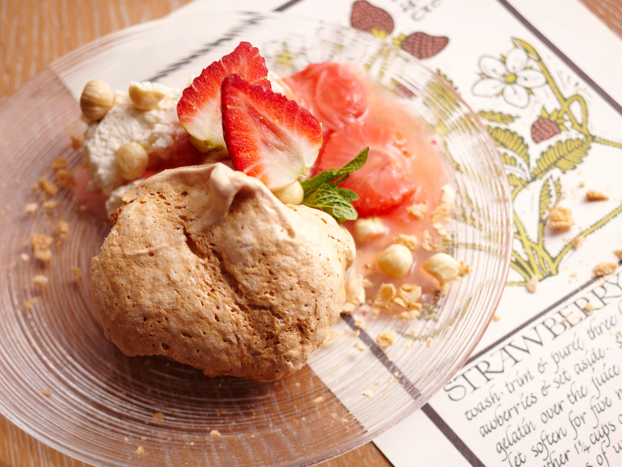 Haselnuss-Meringe, Topfencreme und Rhabarberkompott