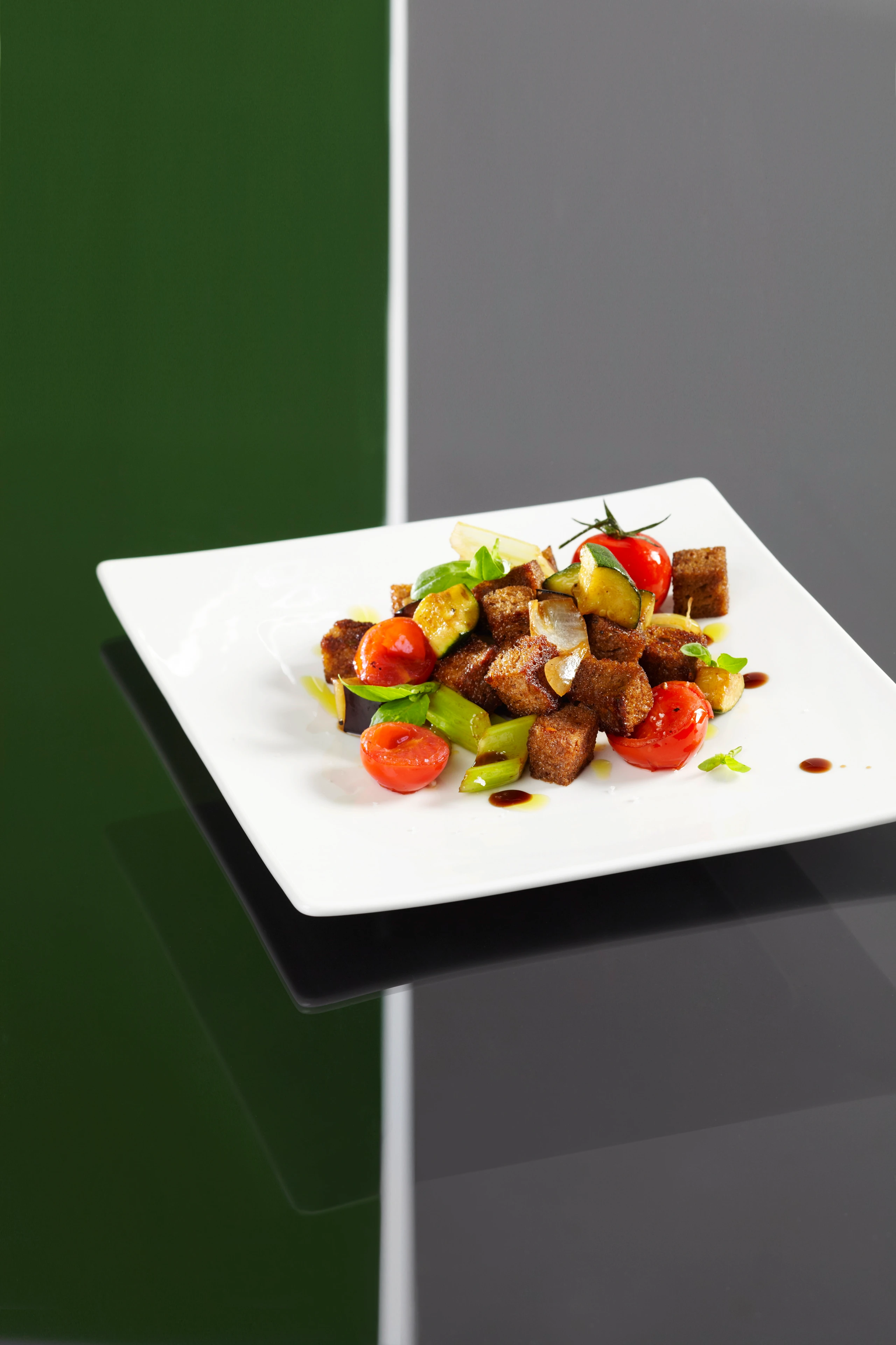 Schwarzbrot-Gemüsesalat