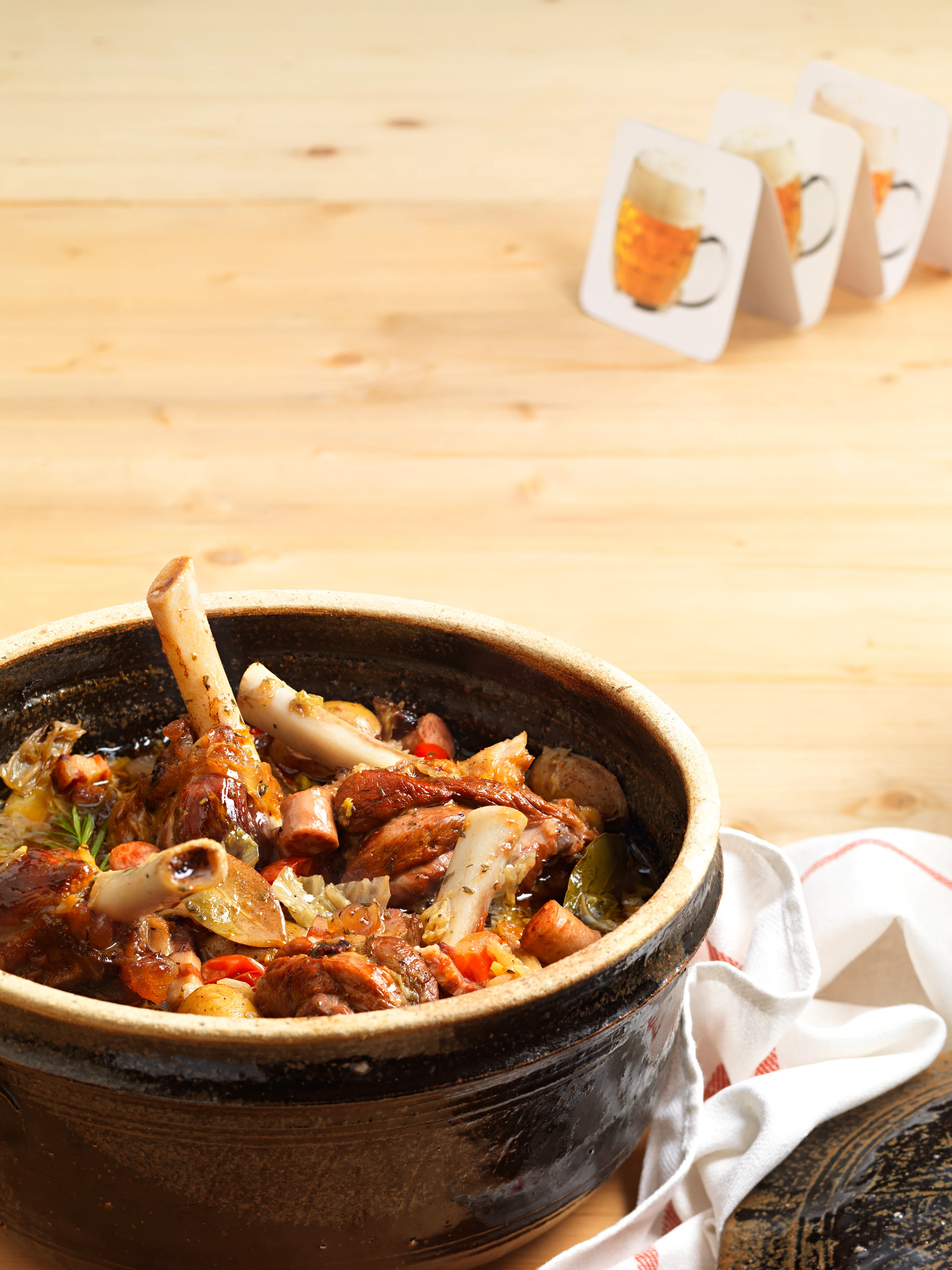 Würzig geschmorte Lammstelzen mit Gemüse und Speck