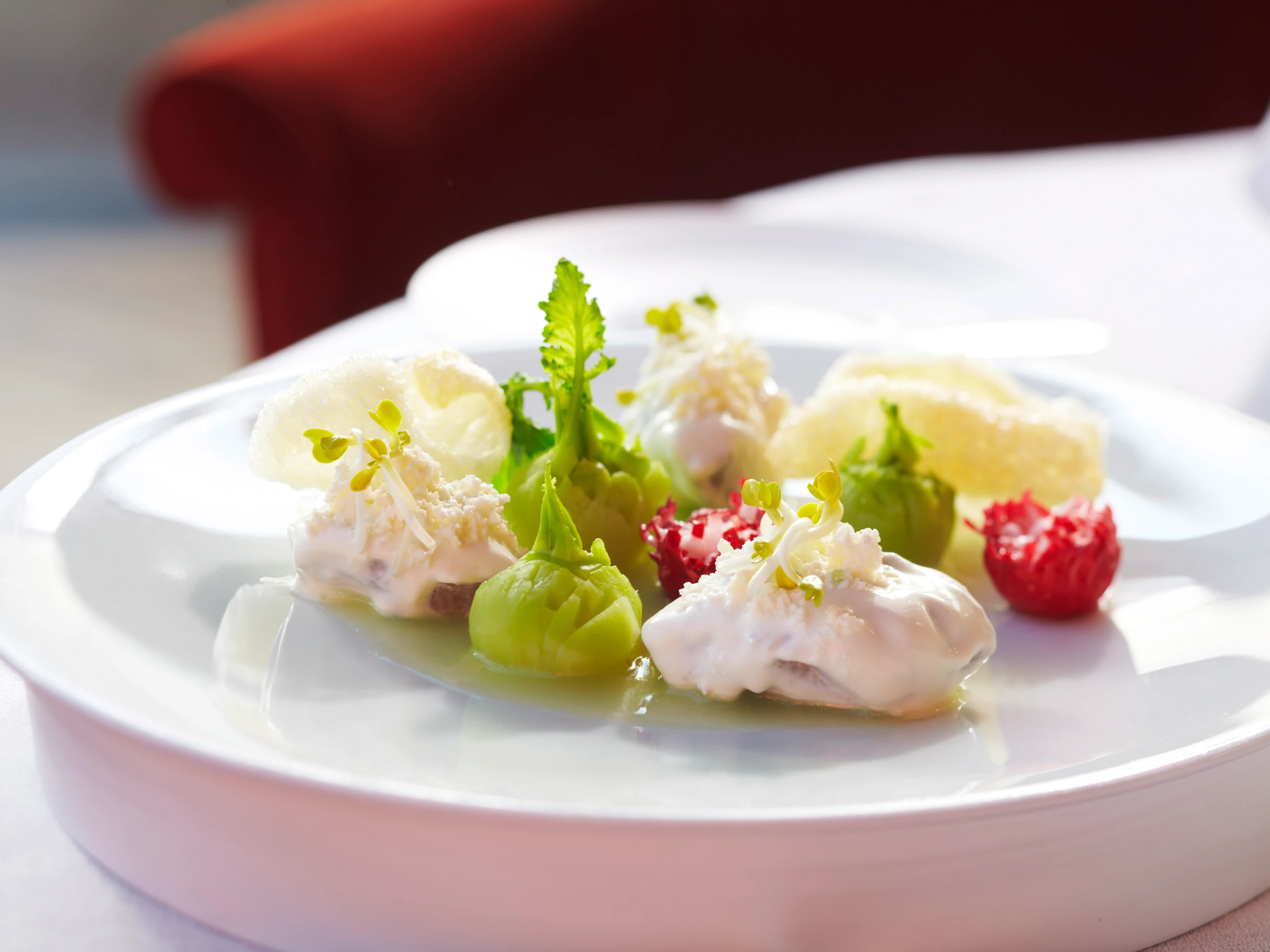 Schweinsbackerl mit Kohlrabi und Radieschen