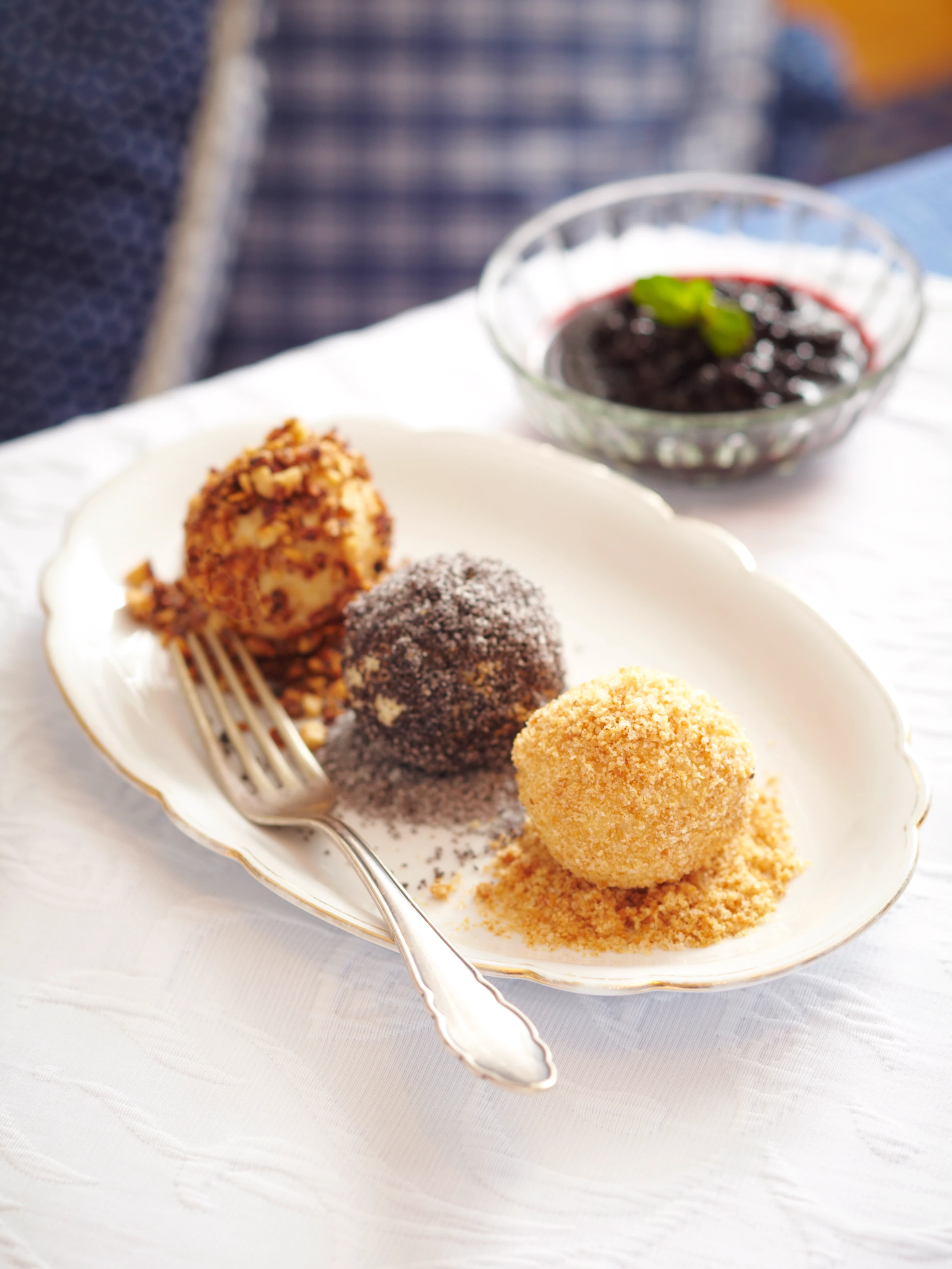 Dreierlei Topfenknödel mit Moosbeermandl