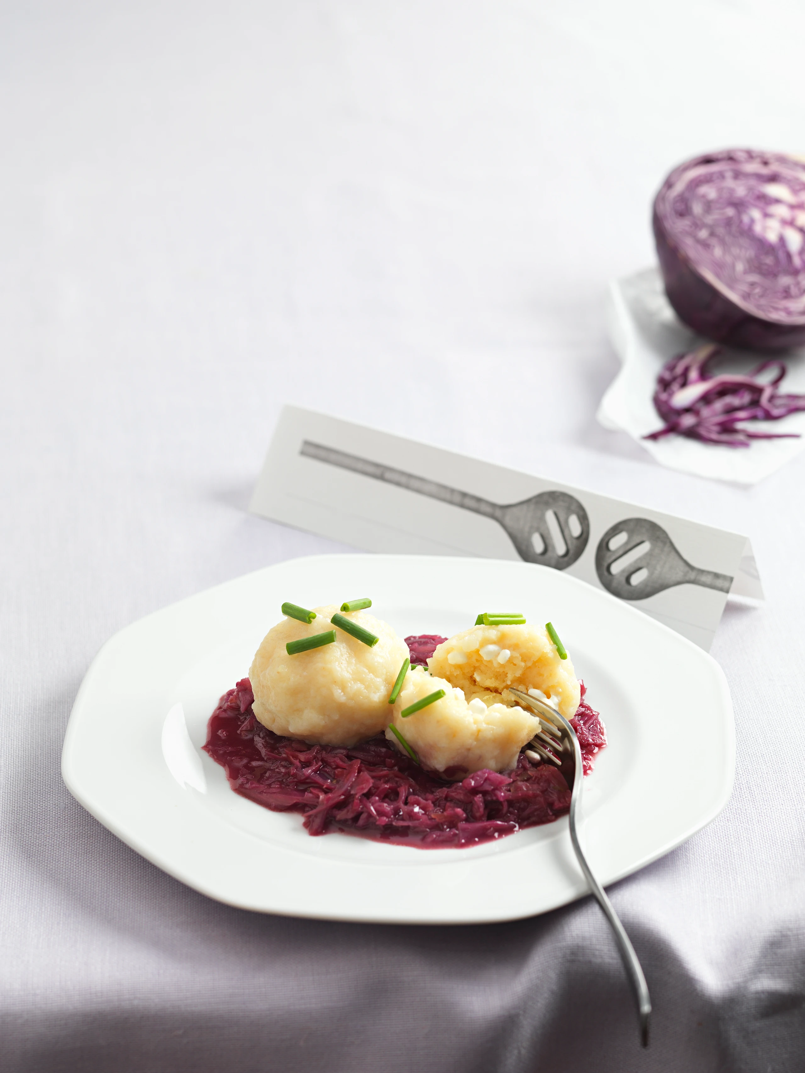 Typisch Oberösterreich: Erdäpfel-Käse-Knödel auf Blaukraut