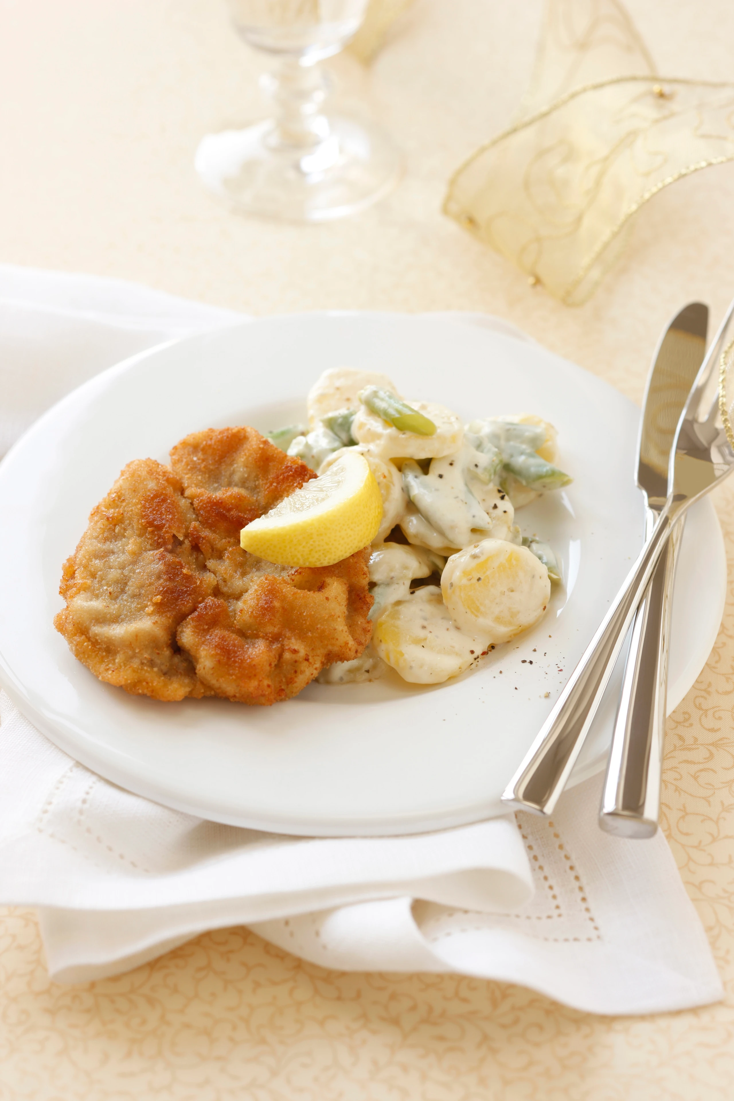 Lammschnitzel mit Erdäpfel-Fisolensalat
