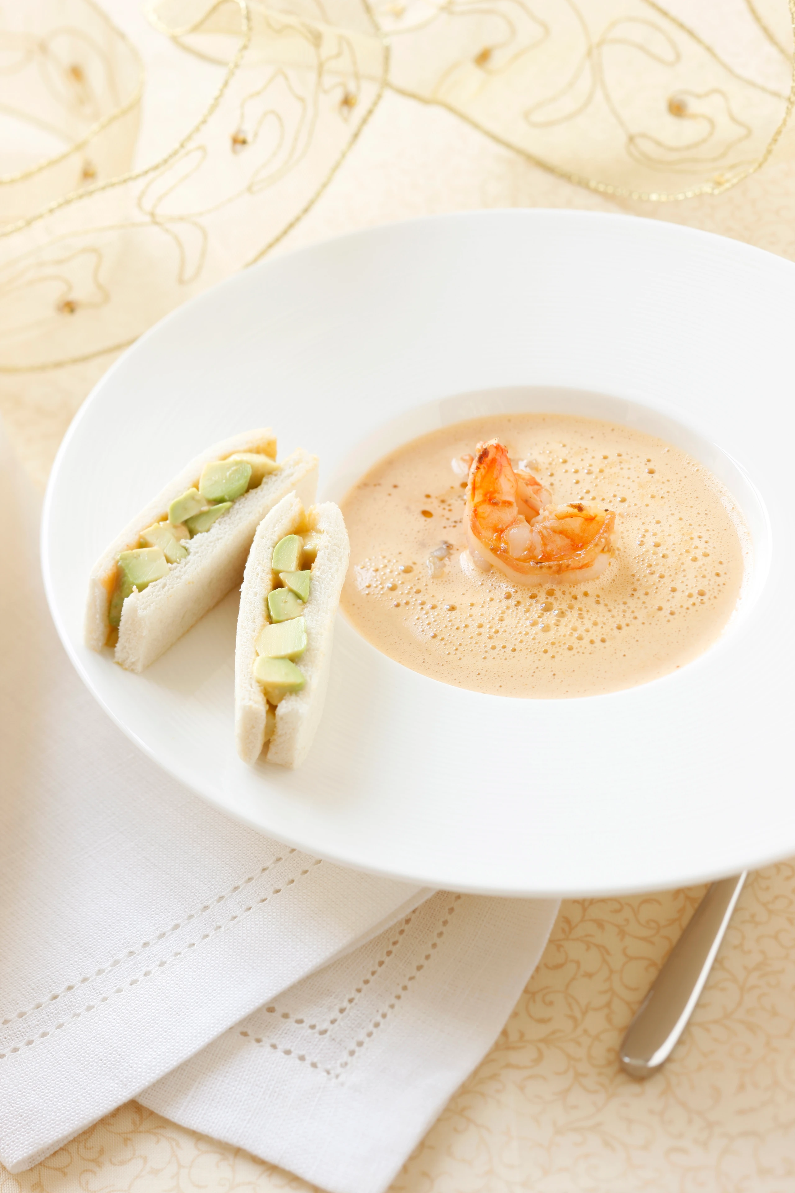 Garnelensuppe mit Avocado-Tramezzini