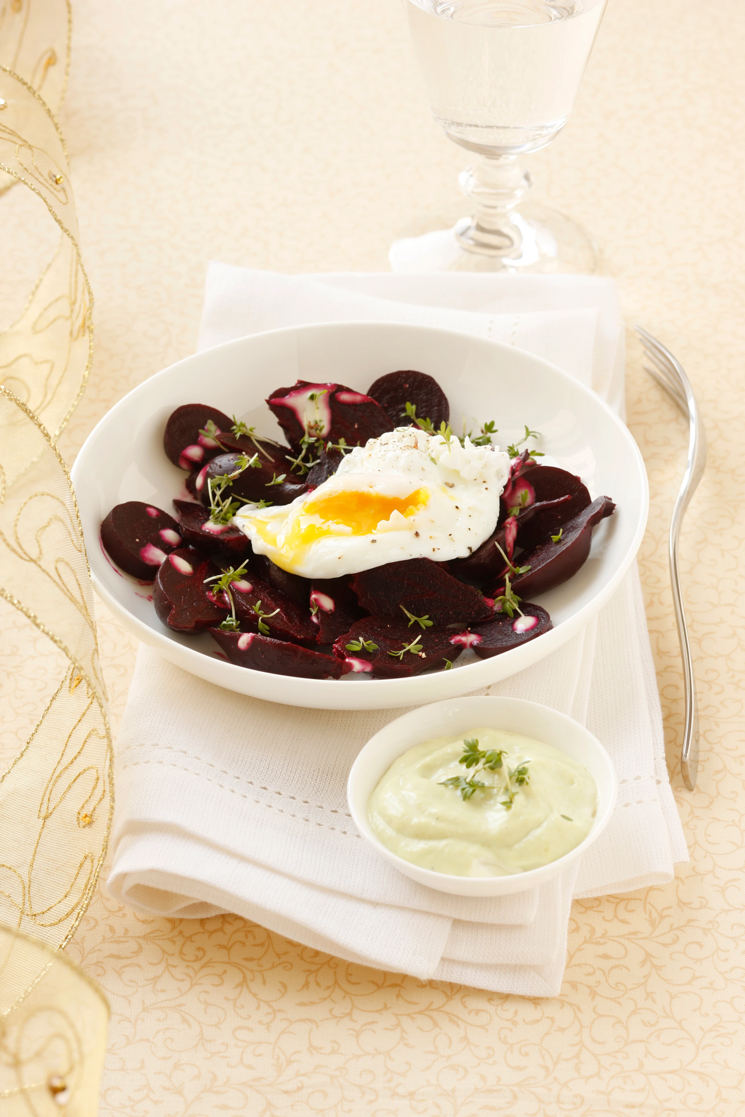 Pochiertes Ei auf Roten Rüben mit Wasabi-Dip