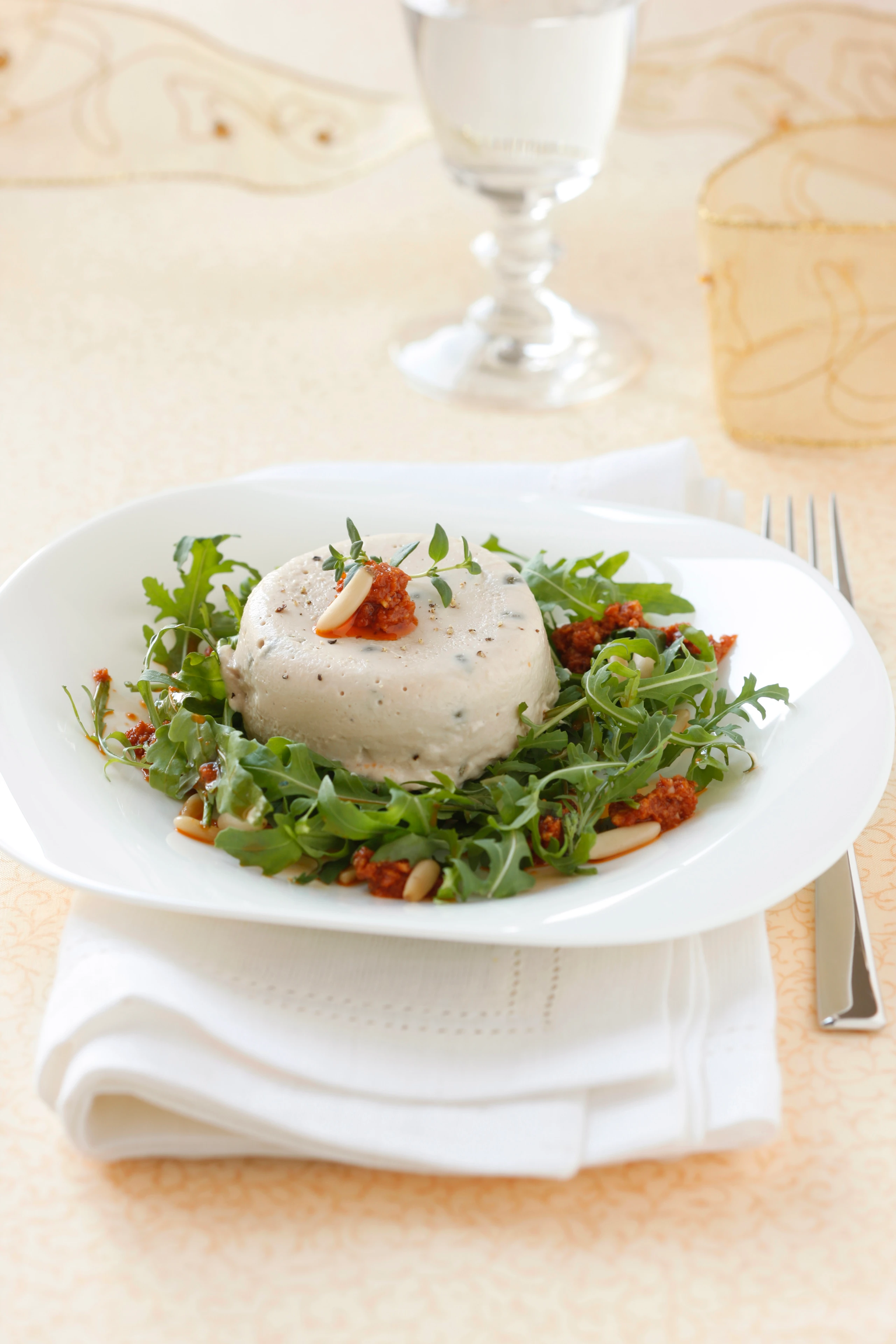 Thunfisch-Panna-cotta mit Rucola und rotem Pesto
