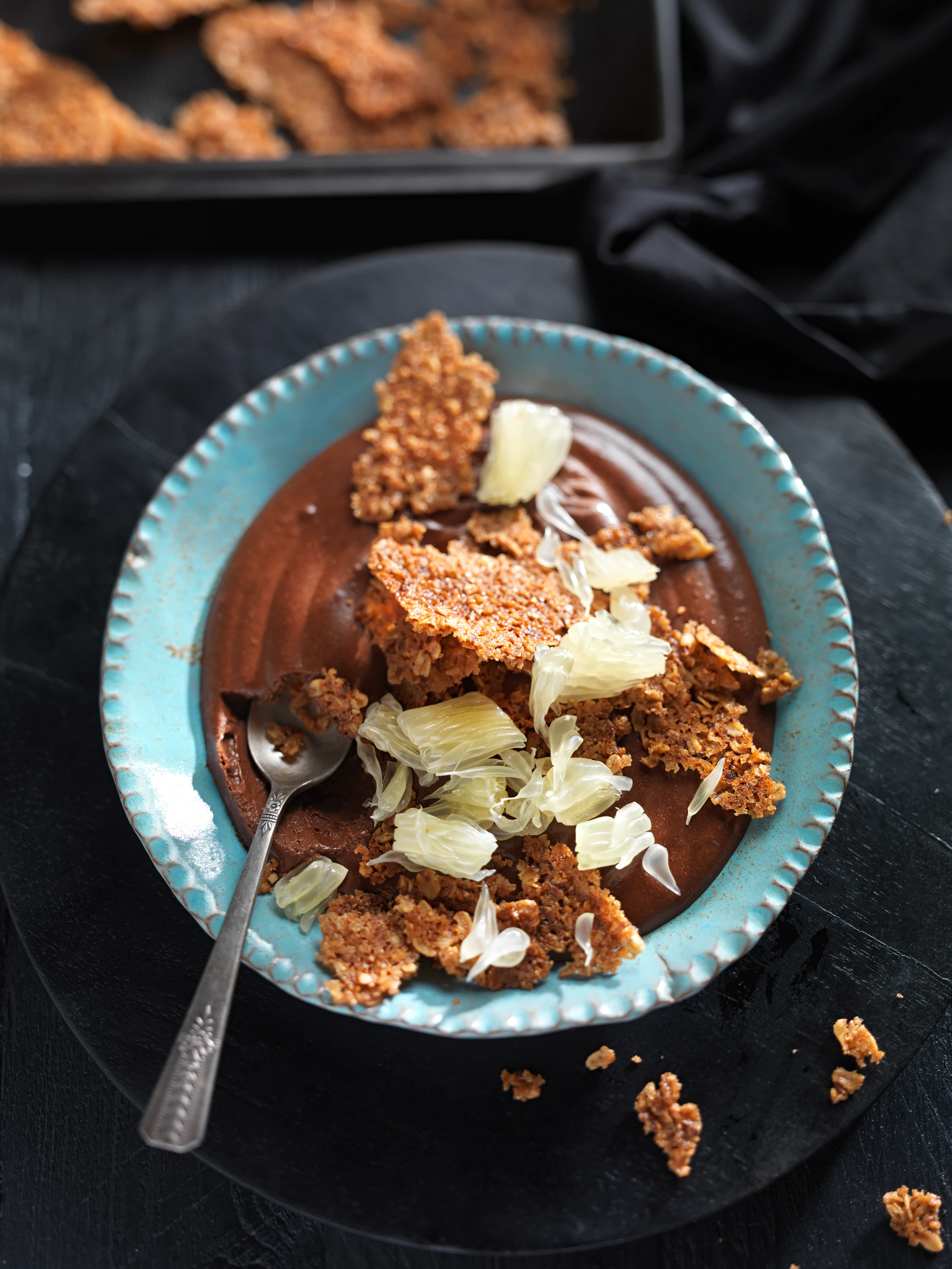 Schokomousse mit Haferflockencrumble und Pomelo