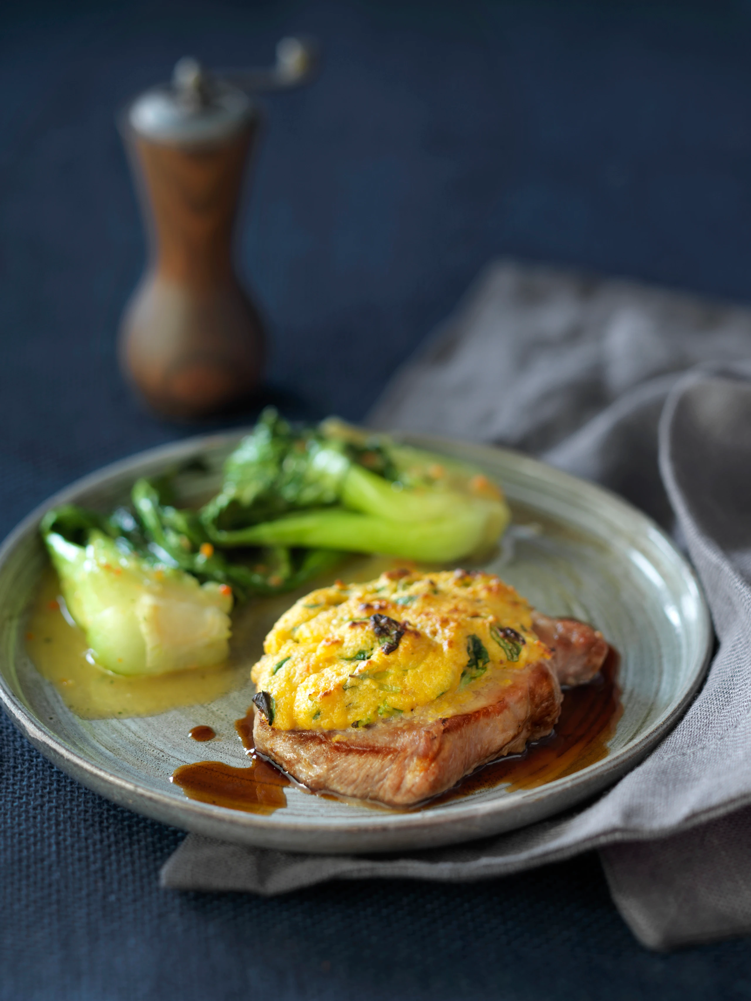 Steaks mit Polentakruste und Pak Choi