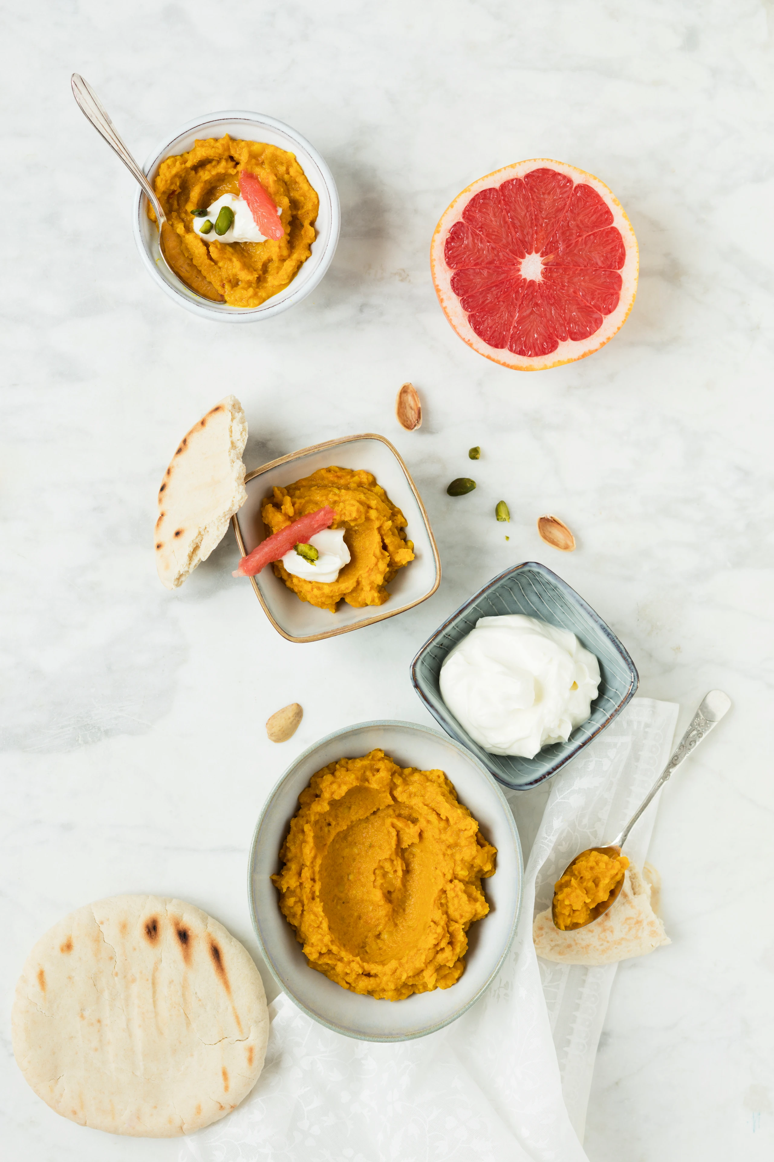 Linsen-Karotten-Creme mit Labneh und Grapefruit